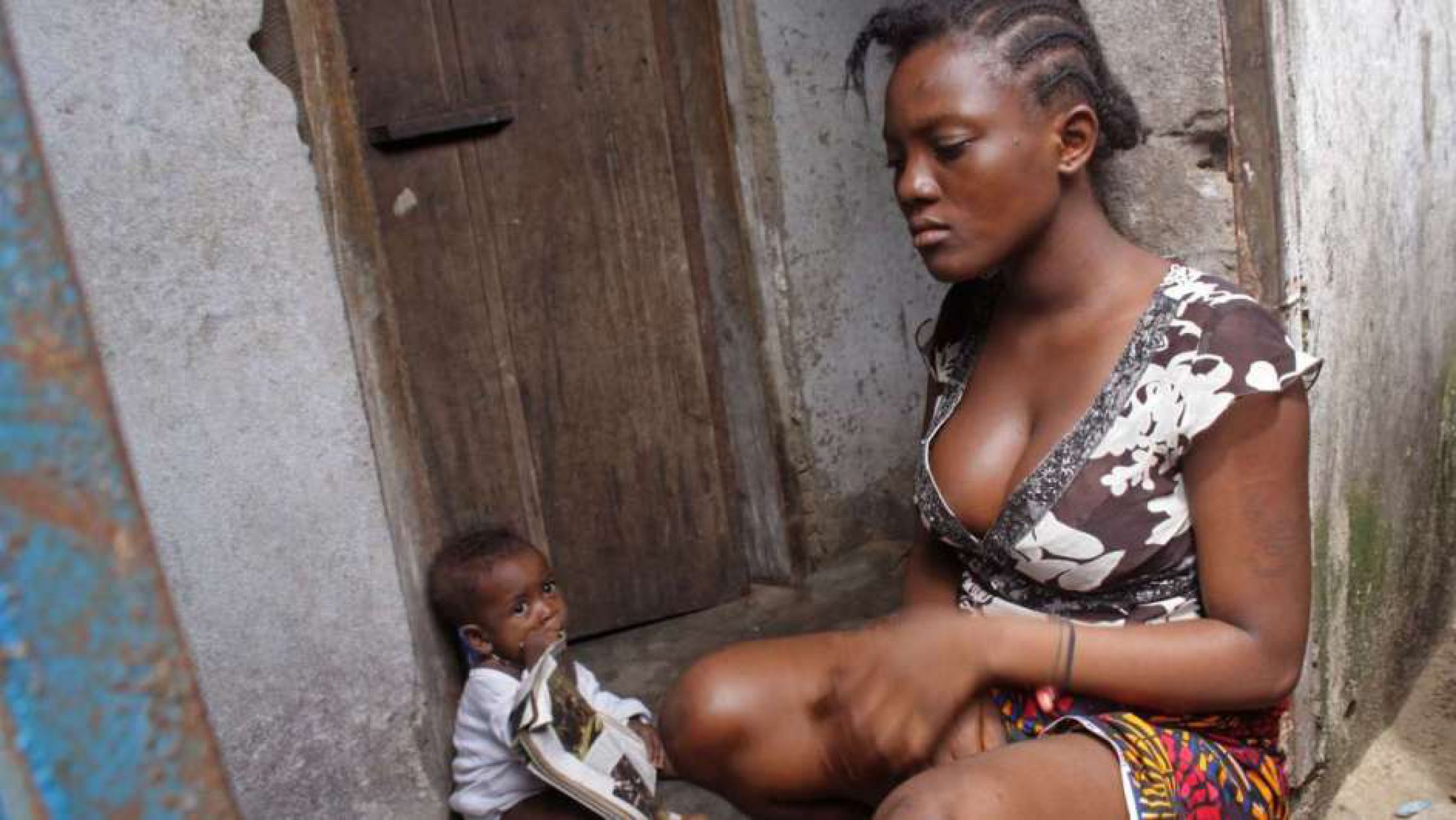 Adolescentes embarazadas y recién nacidos por 820 dólares en una "fábrica de bebés"