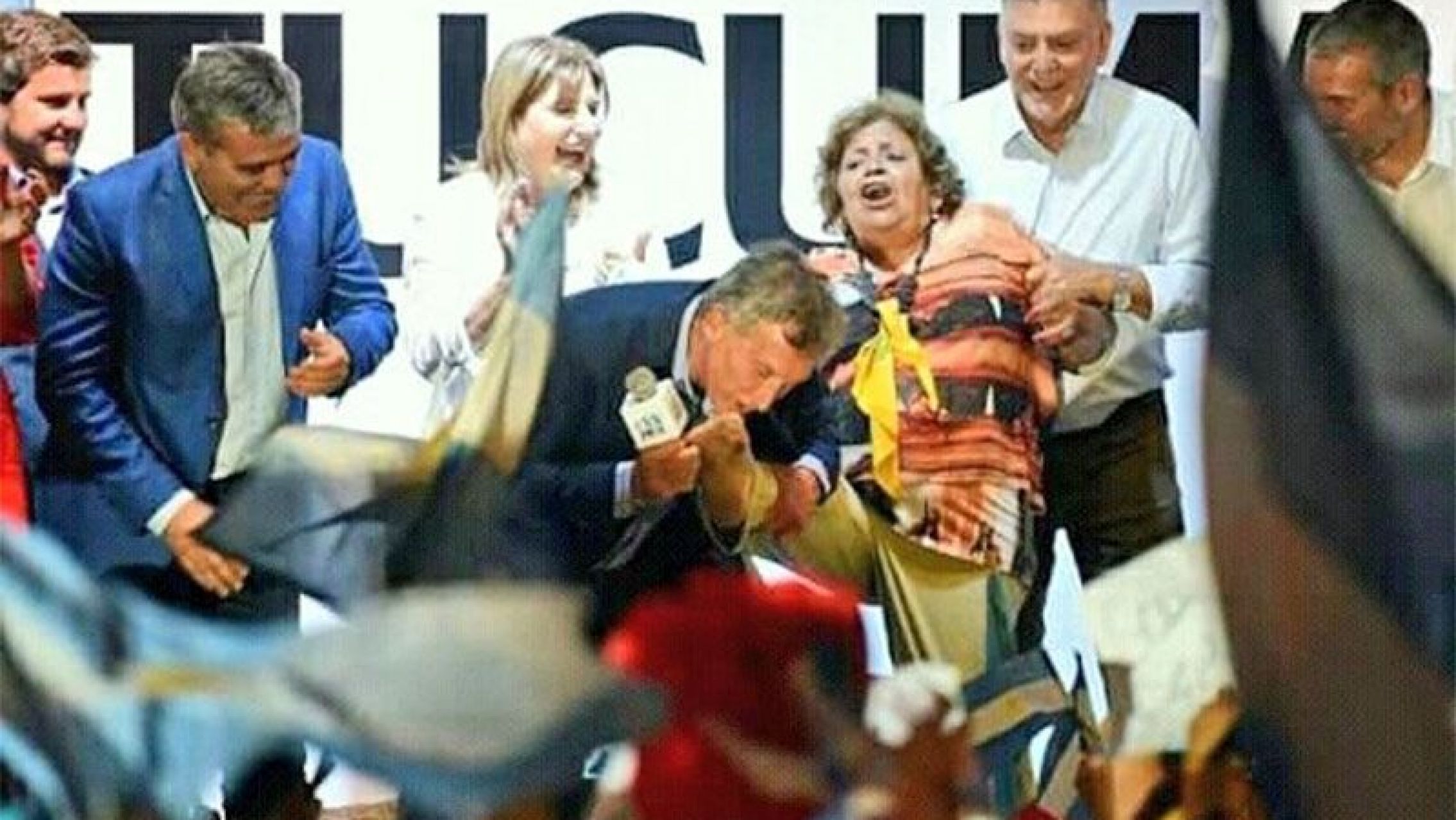 En la marcha del "Sí se puede", Macri le besó un pie a una mujer que cumplía años