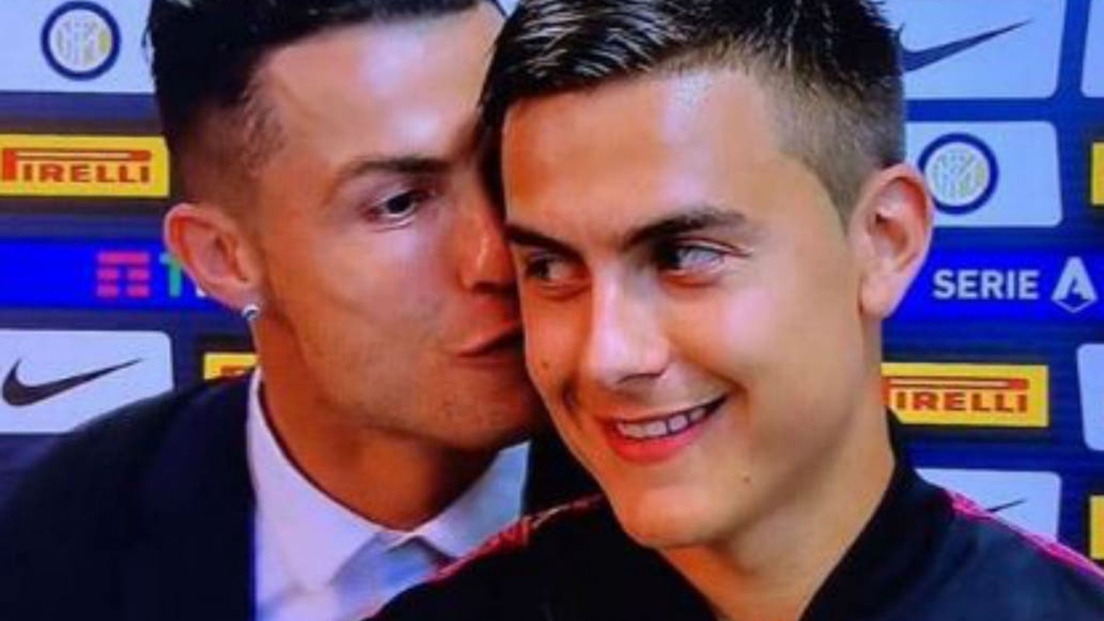El beso de Cristiano Ronaldo que sorprendió a Paulo Dybala en medio de una entrevista