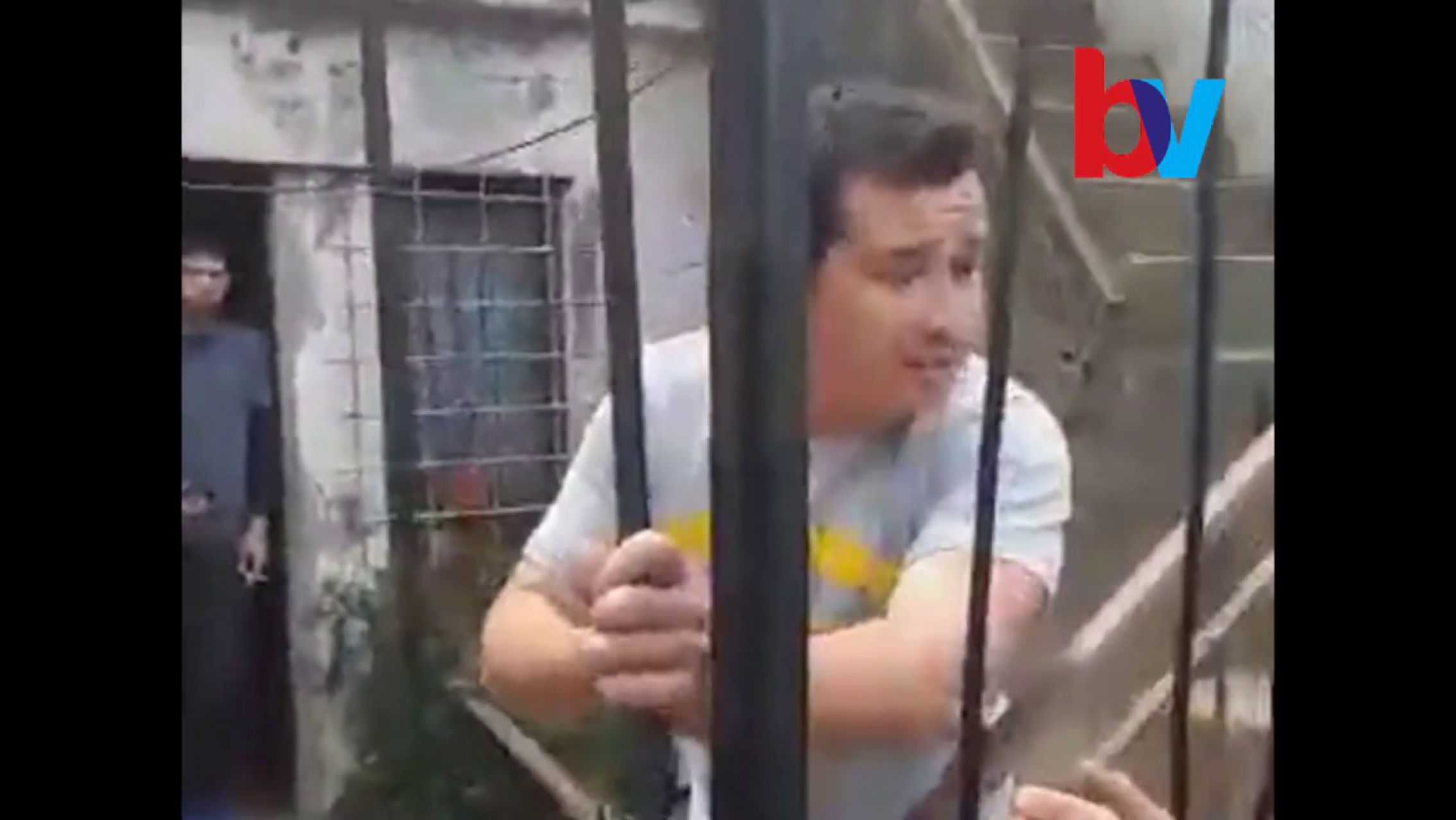 Vecinos atacaron a golpes a un degenerado que se masturbó delante de una nena 4 años