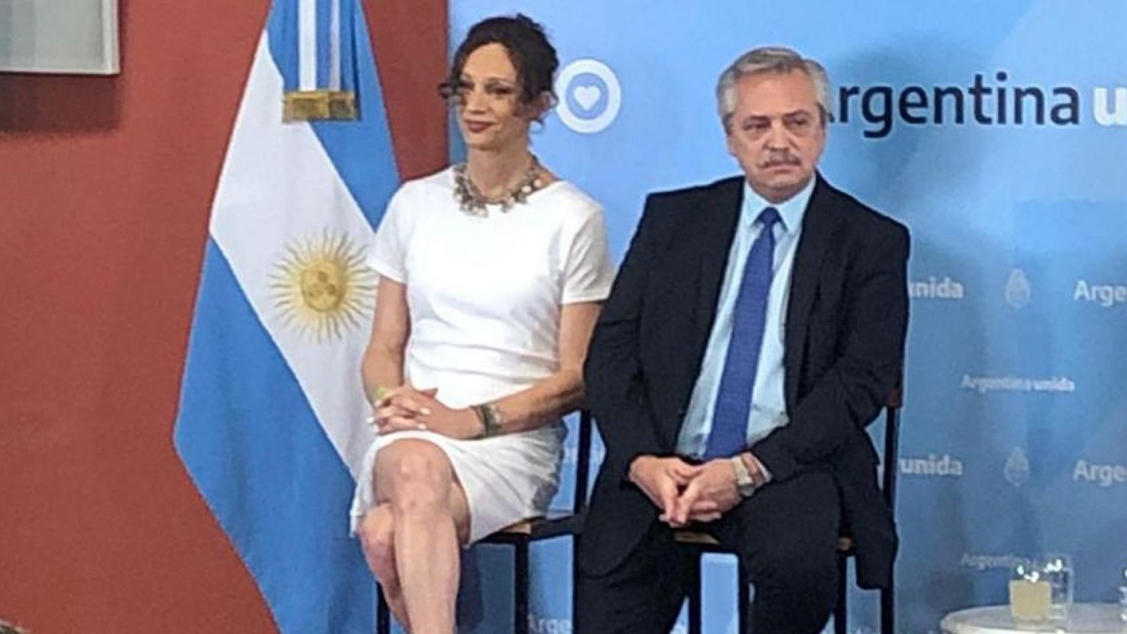 Alberto Fernández le entregó su DNI a Isha Escribano: "Hoy somos un poco más iguales"