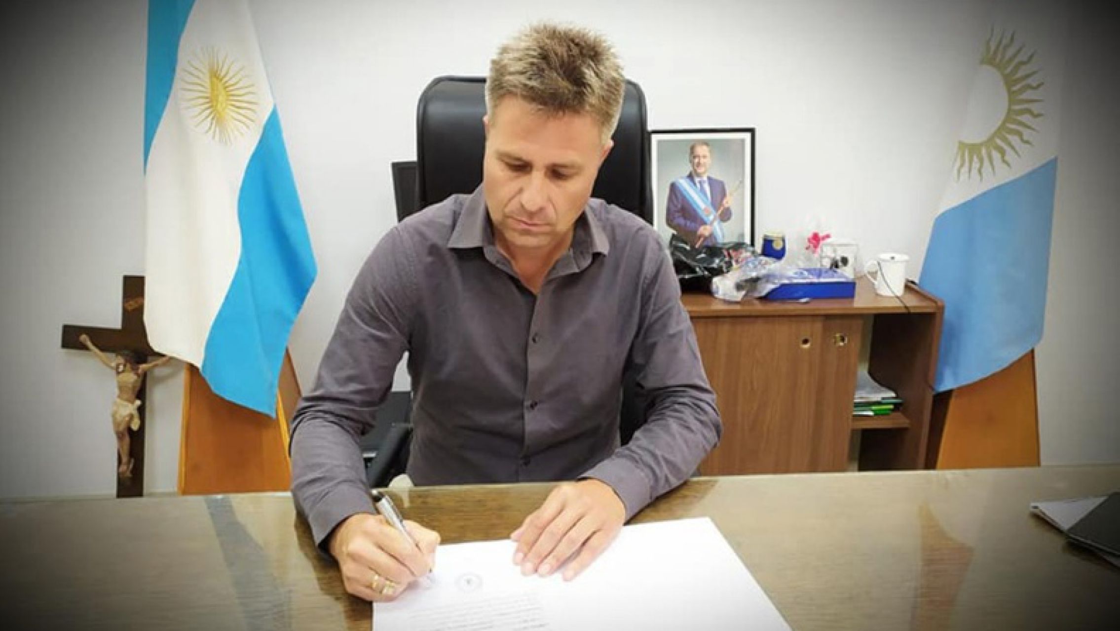 En plena emergencia, el intendente de Canals se aumentó un 80% su sueldo