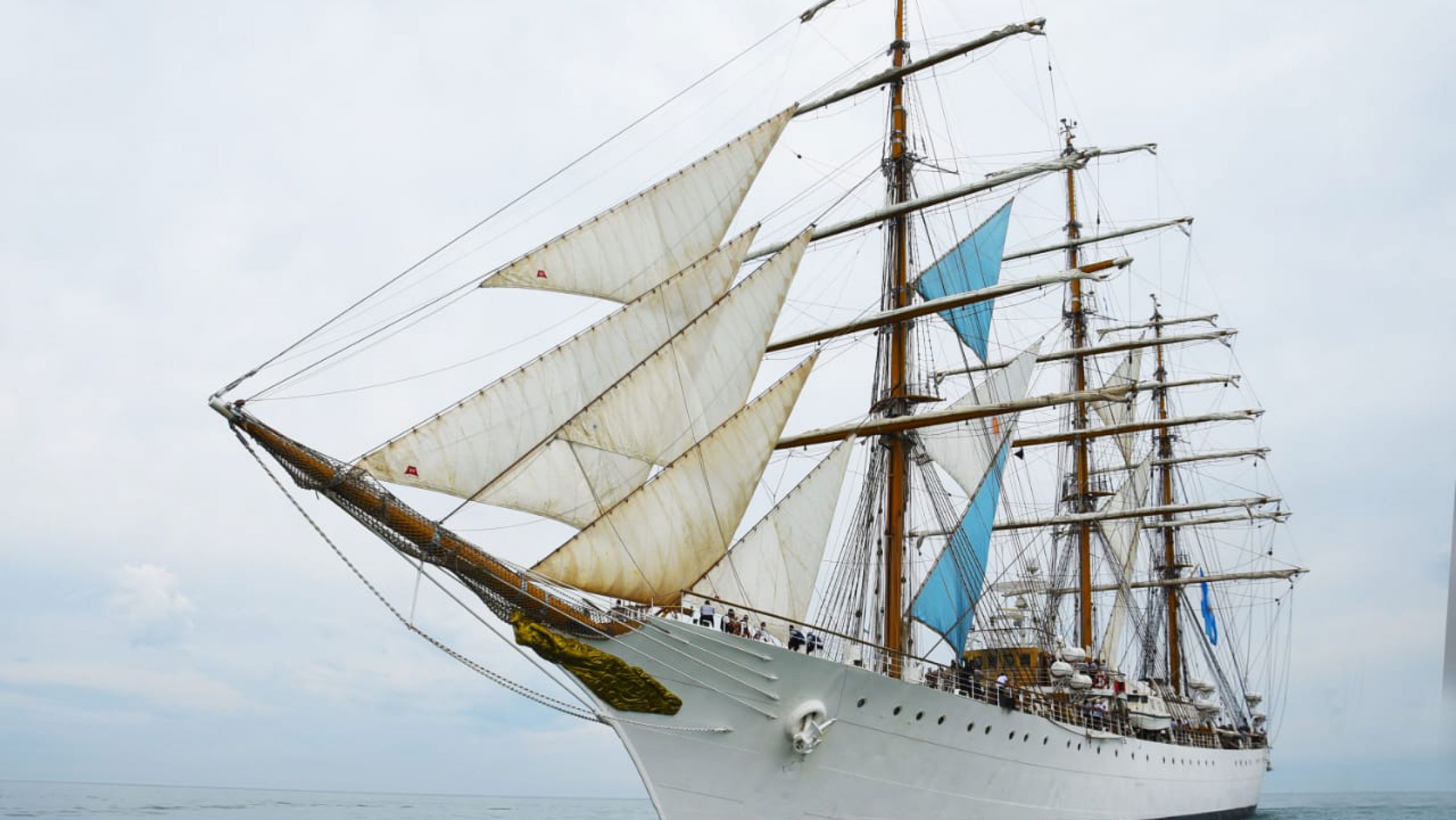 La Fragata Libertad quedó varada por un paro de remolcadores y no puede arribar al puerto de Buenos Aires