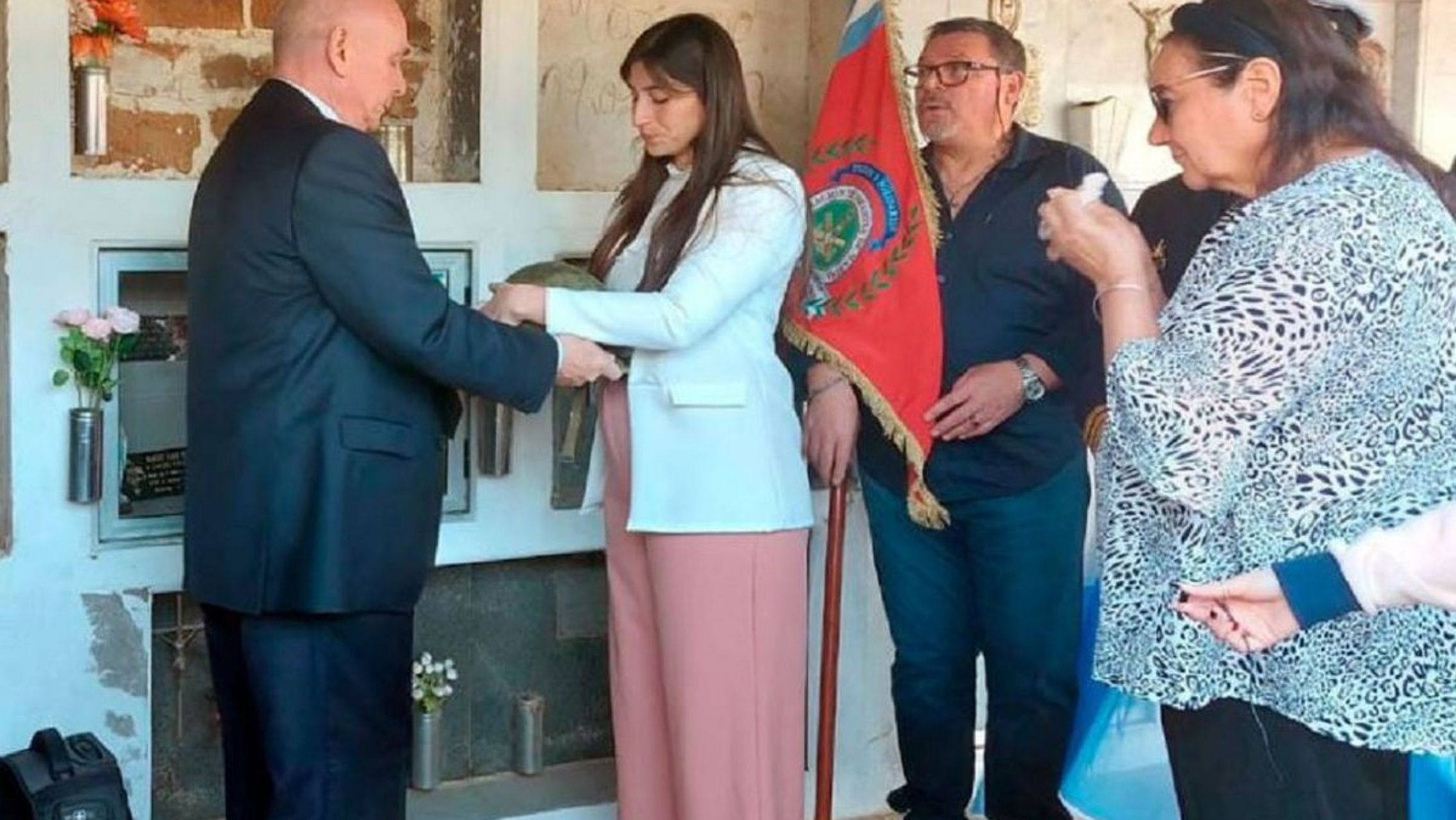 Malvinas: un soldado inglés guardó 40 años el casco de un argentino y viajó al país para devolvérselo a la hija