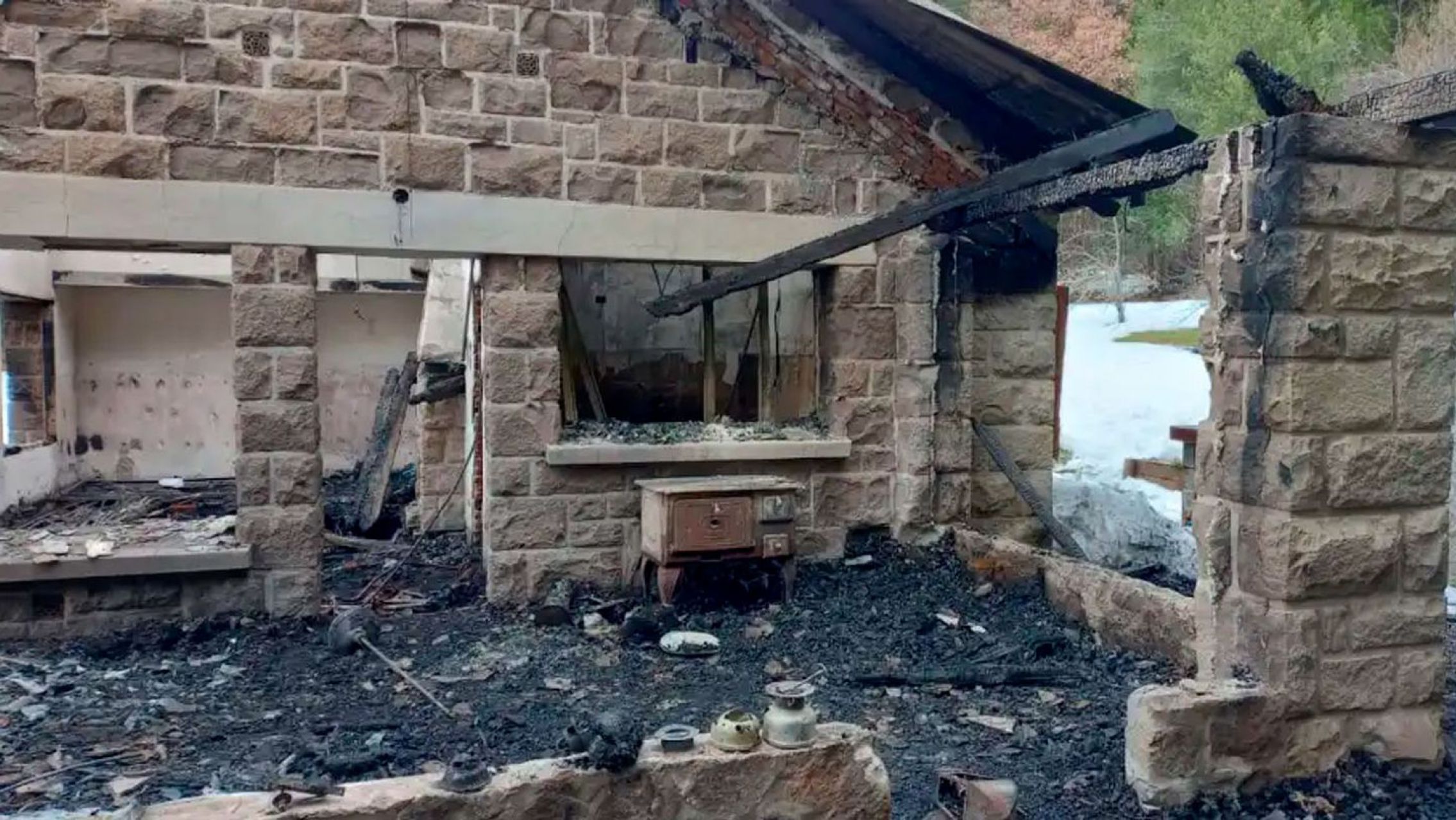 Mapuches incendiaron un puesto de Gendarmería en Villa Mascardi y crece la tensión