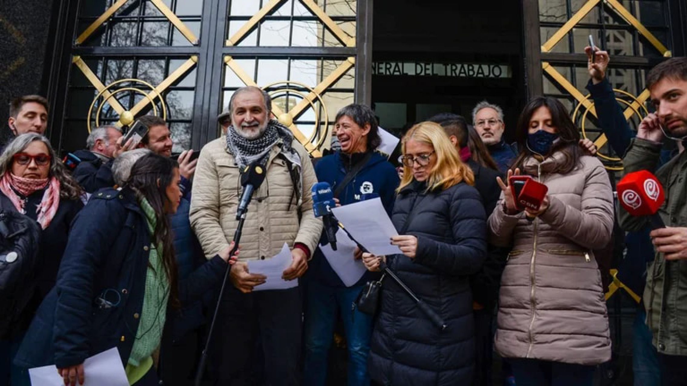 Piqueteros se instalan "por tiempo indefinido" en el Ministerio de Trabajo