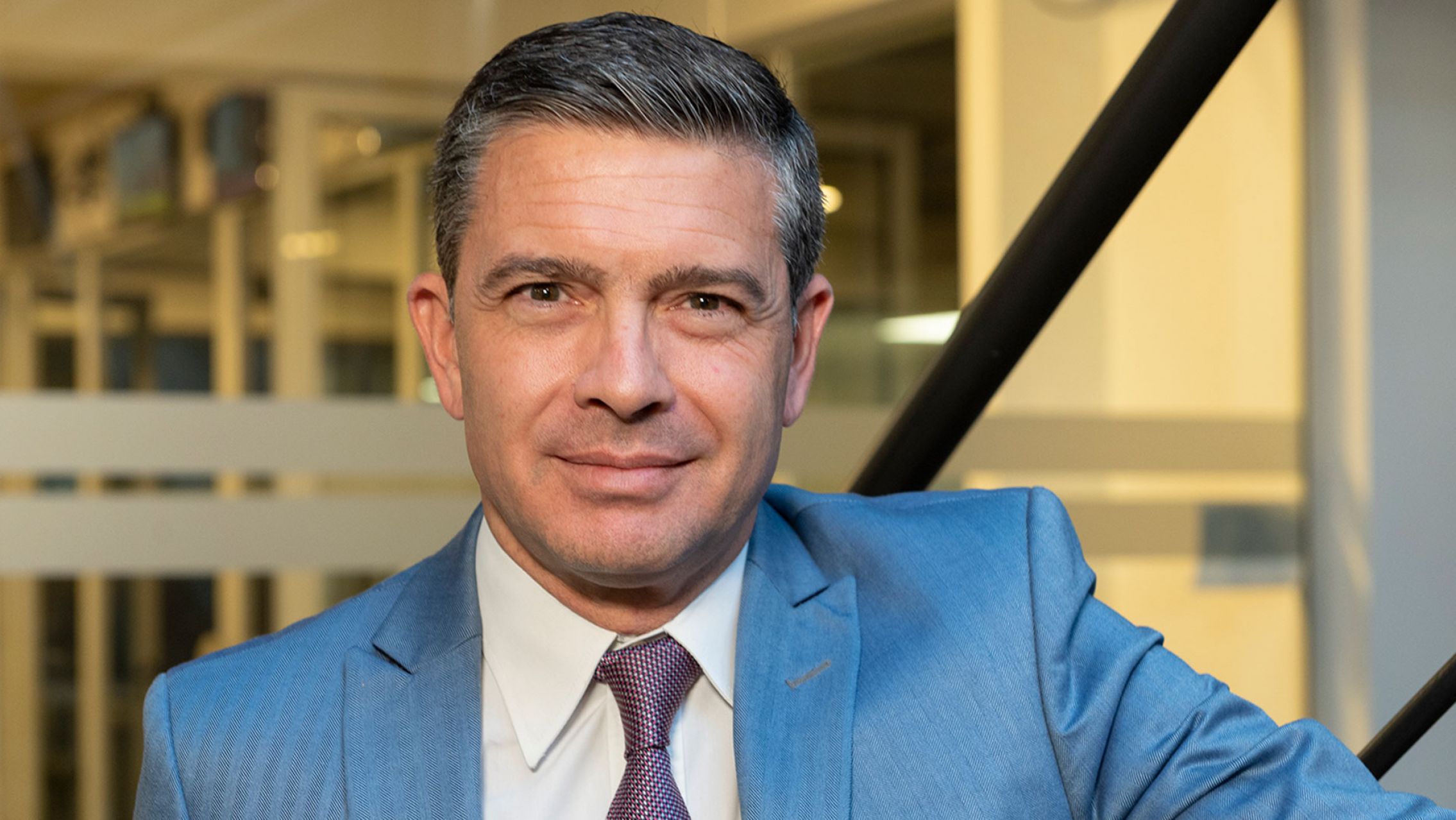 Un periodista quiso corregir un cartel en una toma de colegio, pero estaba bien escrito