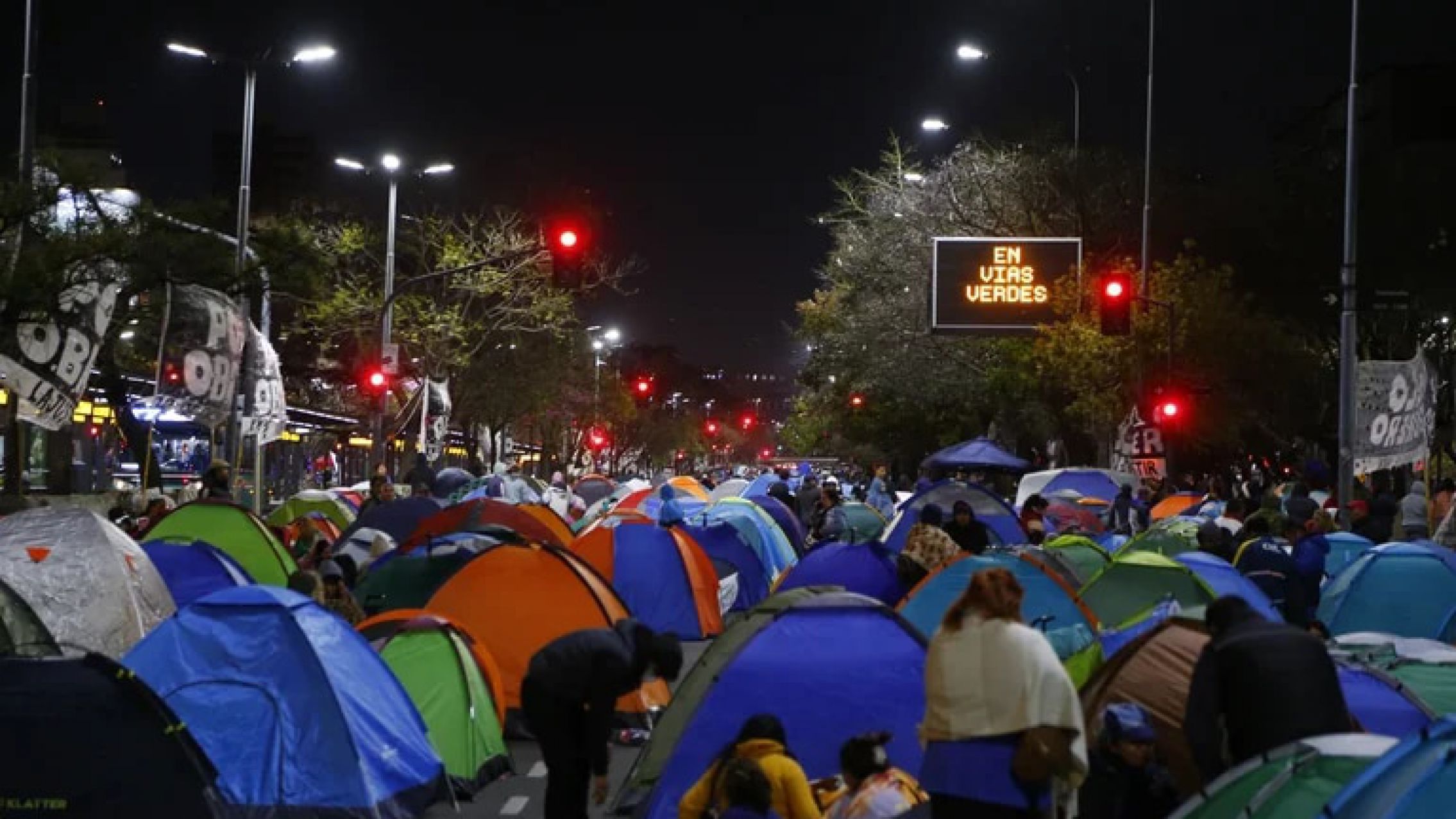 Piqueteros pasaron la noche en la 9 de Julio y amenazan con extender el acampe