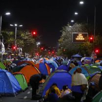 Piqueteros pasaron la noche en la 9 de Julio y amenazan con extender el acampe