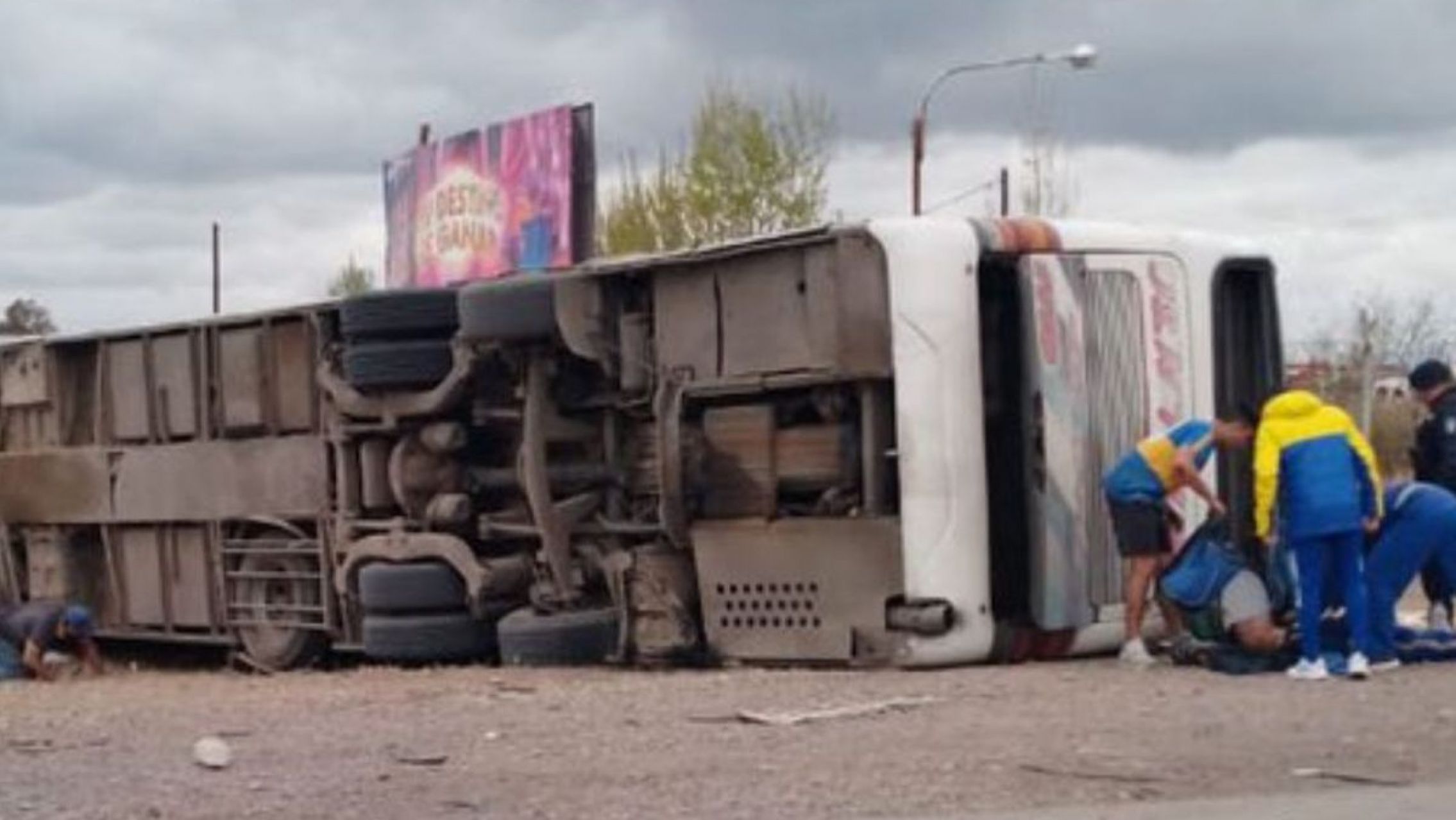 Mendoza :Volcó un micro con hinchas de Boca, una mujer muerta y 10 heridos