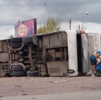 Mendoza :Volc&oacute; un micro con hinchas de Boca, una mujer muerta y 10 heridos