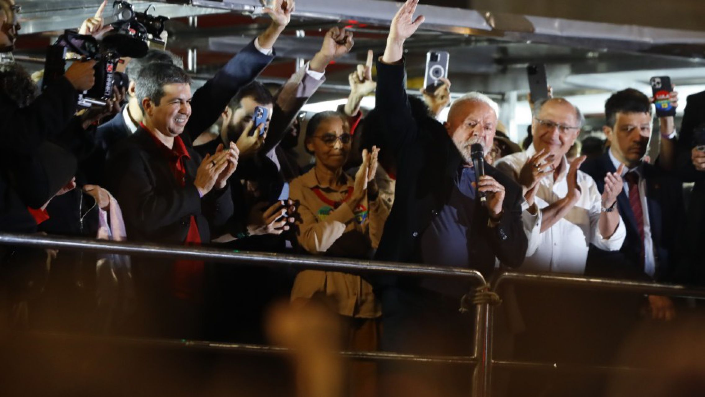 Lula tuvo que arengar a una militancia desilusionada por la remontada de Bolsonaro