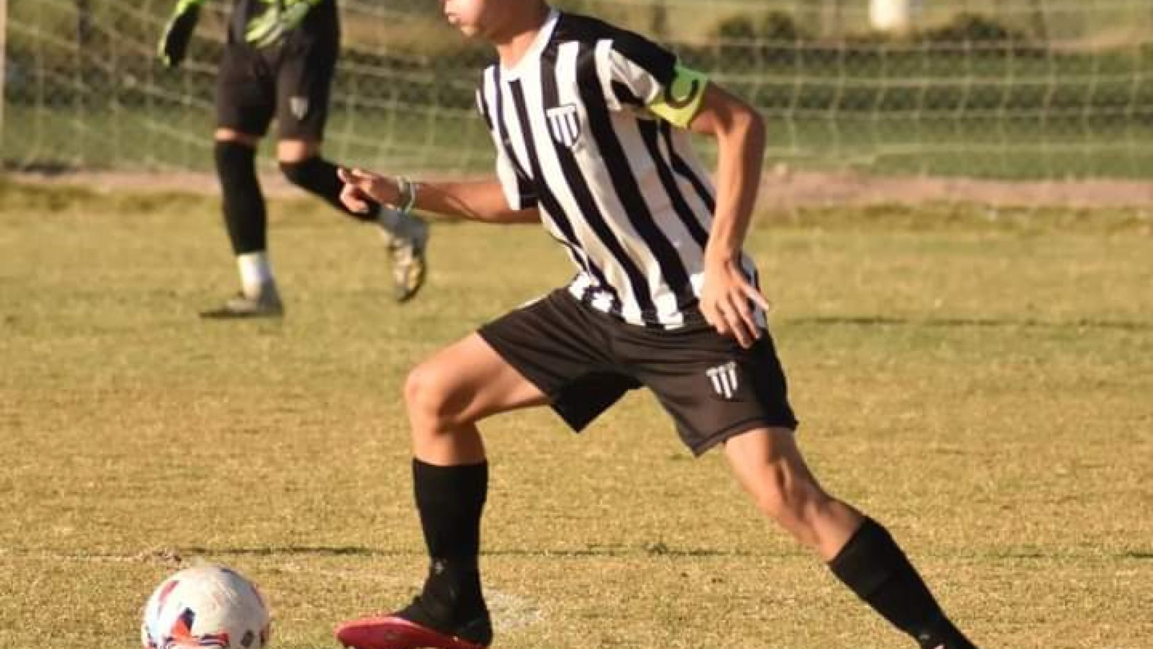 Mendoza: un joven futbolista se electrocutó en una cancha y lucha por su vida