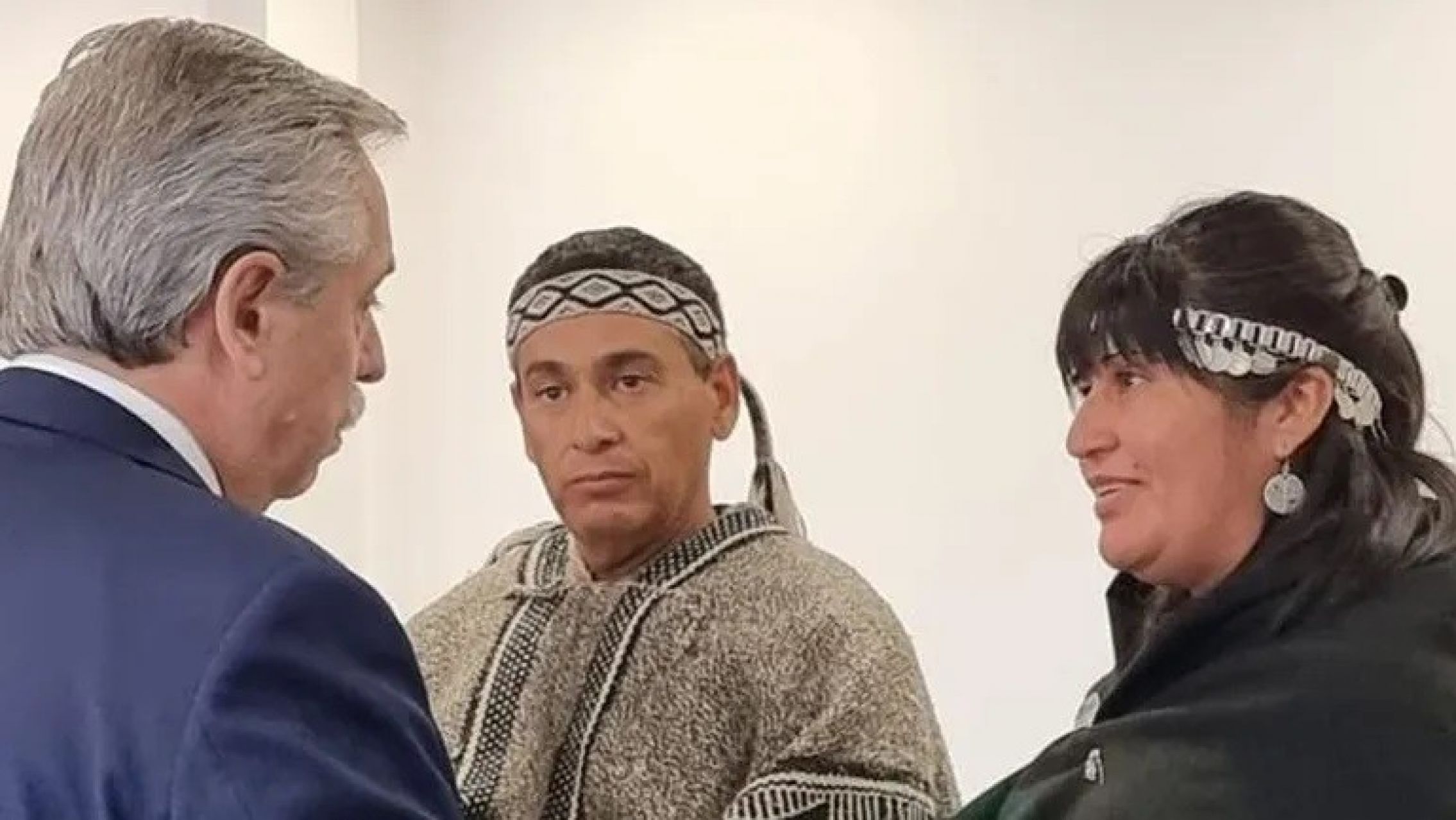 Alberto Fernández se reunió con mapuches que se manifestaron durante su visita en Neuquén