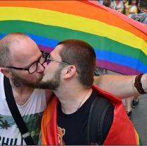 Bisexuales K convocan a un "besazo" en Telefé: "Bi-sibles y organizades"