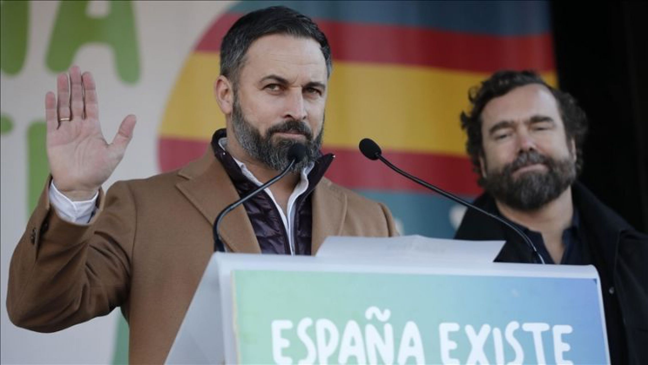 Vox sigue cayendo en las encuestas y sufre una fuga de cuadros enojados con Abascal