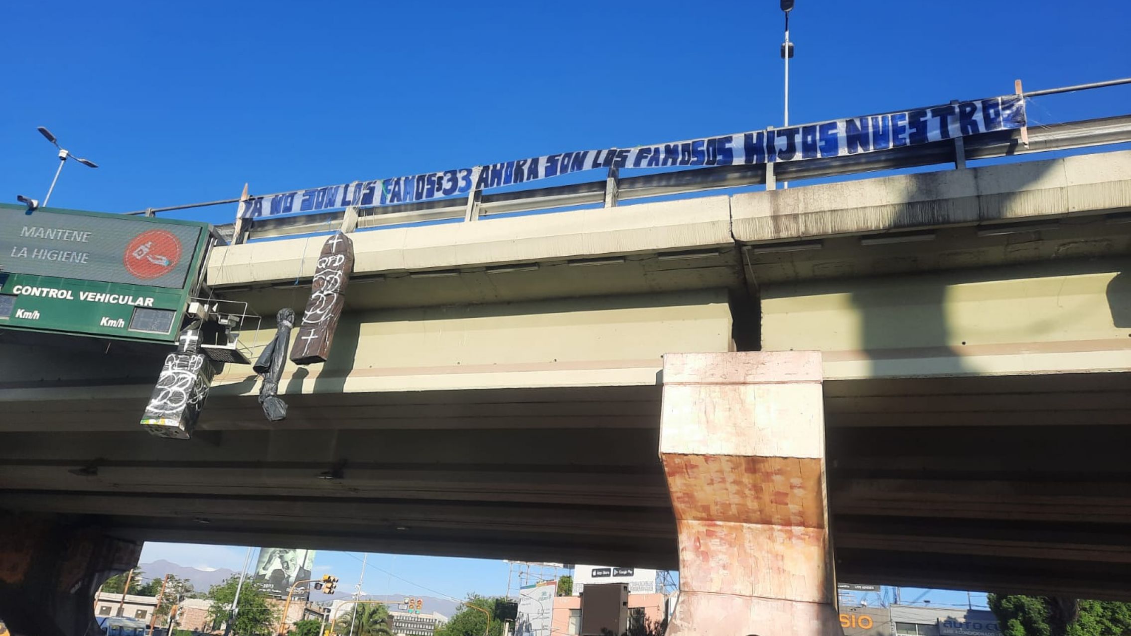 Aparecieron ataúdes colgados en la previa del Clásico Mendocino y el ministro de seguridad pide "ayuda a los hinchas"