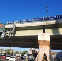 Aparecieron ataúdes colgados en la previa del Clásico Mendocino y el ministro de seguridad pide "ayuda a los hinchas"