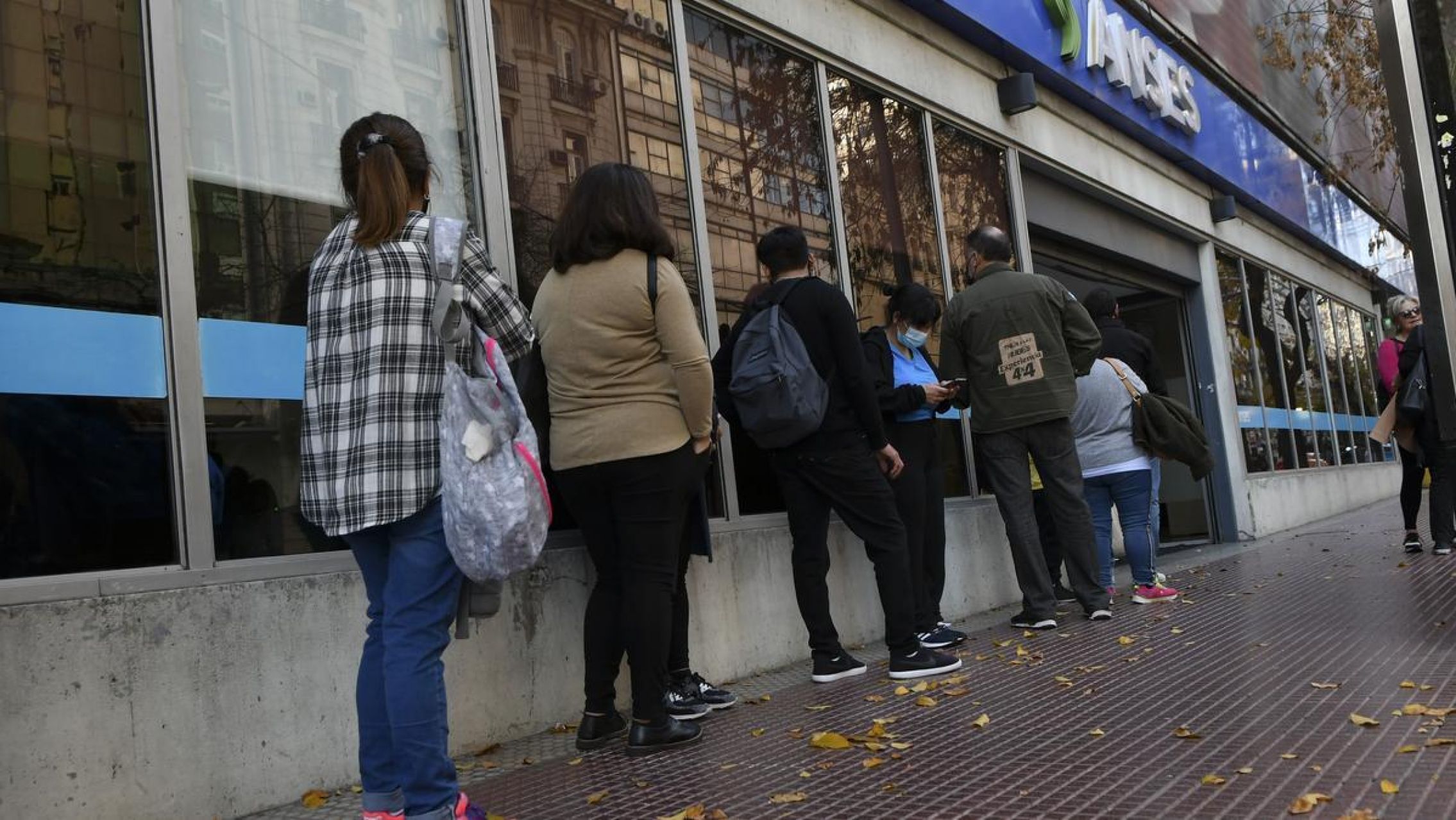 ANSES: empezó la inscripción presencial para el refuerzo alimentario de $45.000