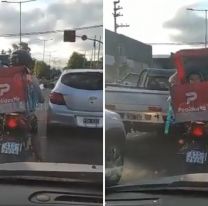 Polémica en La Plata: un repartidor llevaba a un niño en la caja de pedidos