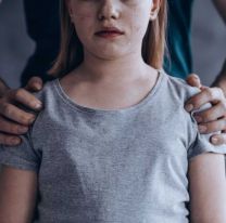 Encontró a su pareja abusando de su hija y lo pasó por arriba con el auto