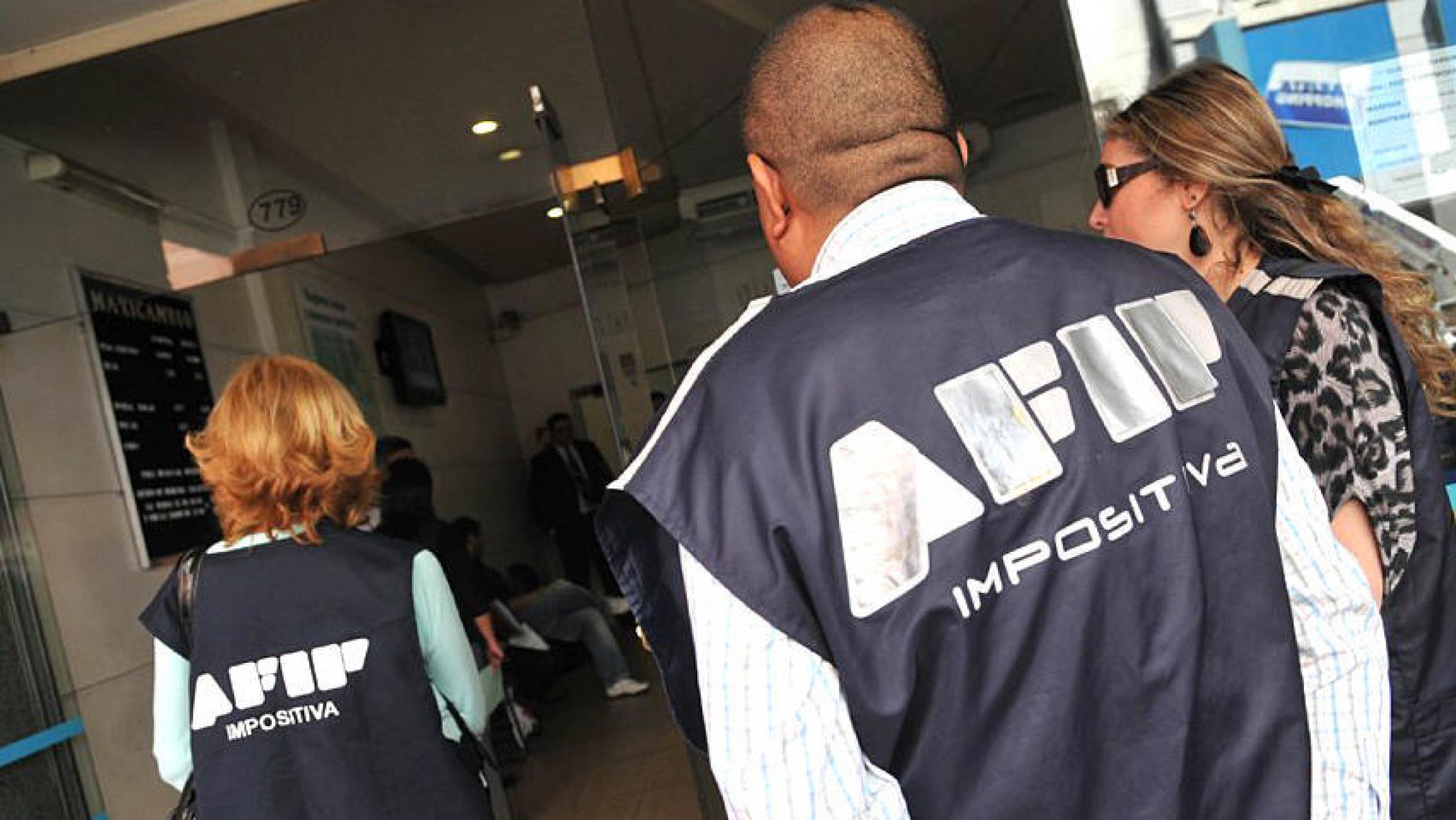 ¿Dulce o multa? Disfrazaron a sus hijos de inspectores de AFIP