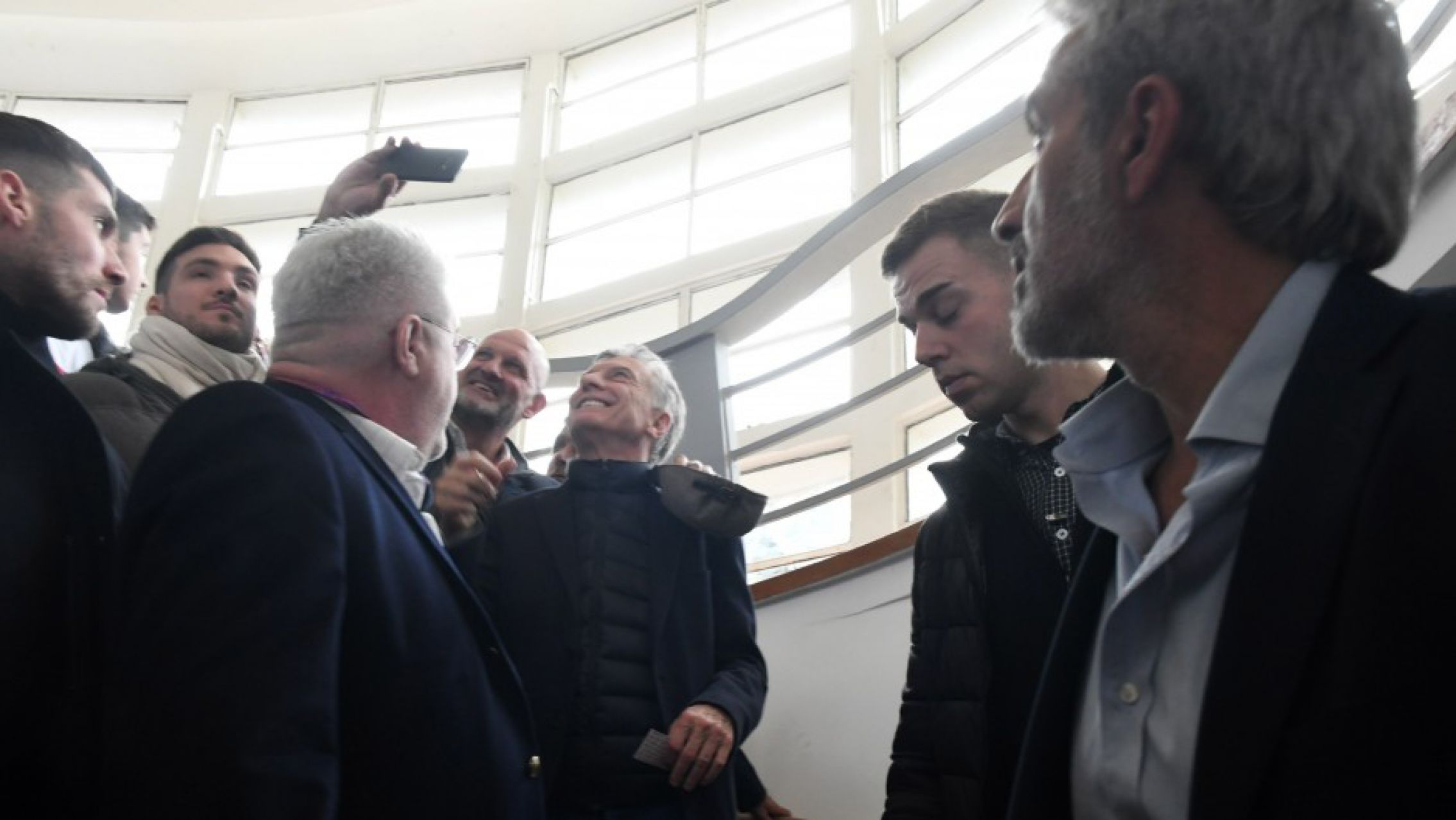 Macri busca fondos en Qatar para su candidatura y quiere partir el radicalismo