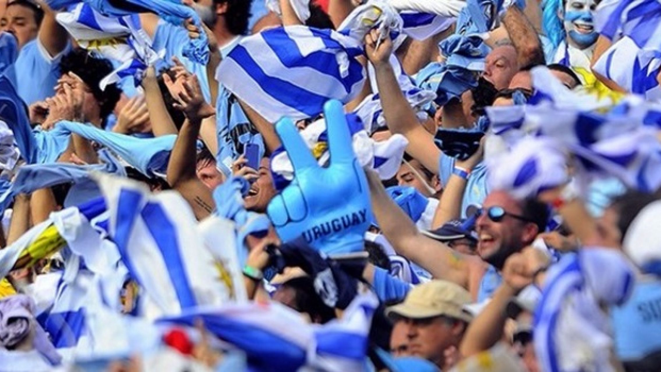 Polémica por la nueva canción de los hinchas de Uruguay para Qatar 2022: se burlan de Messi y Maradona