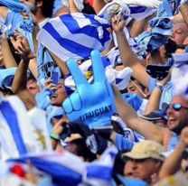 Polémica por la nueva canción de los hinchas de Uruguay para Qatar 2022: se burlan de Messi y Maradona