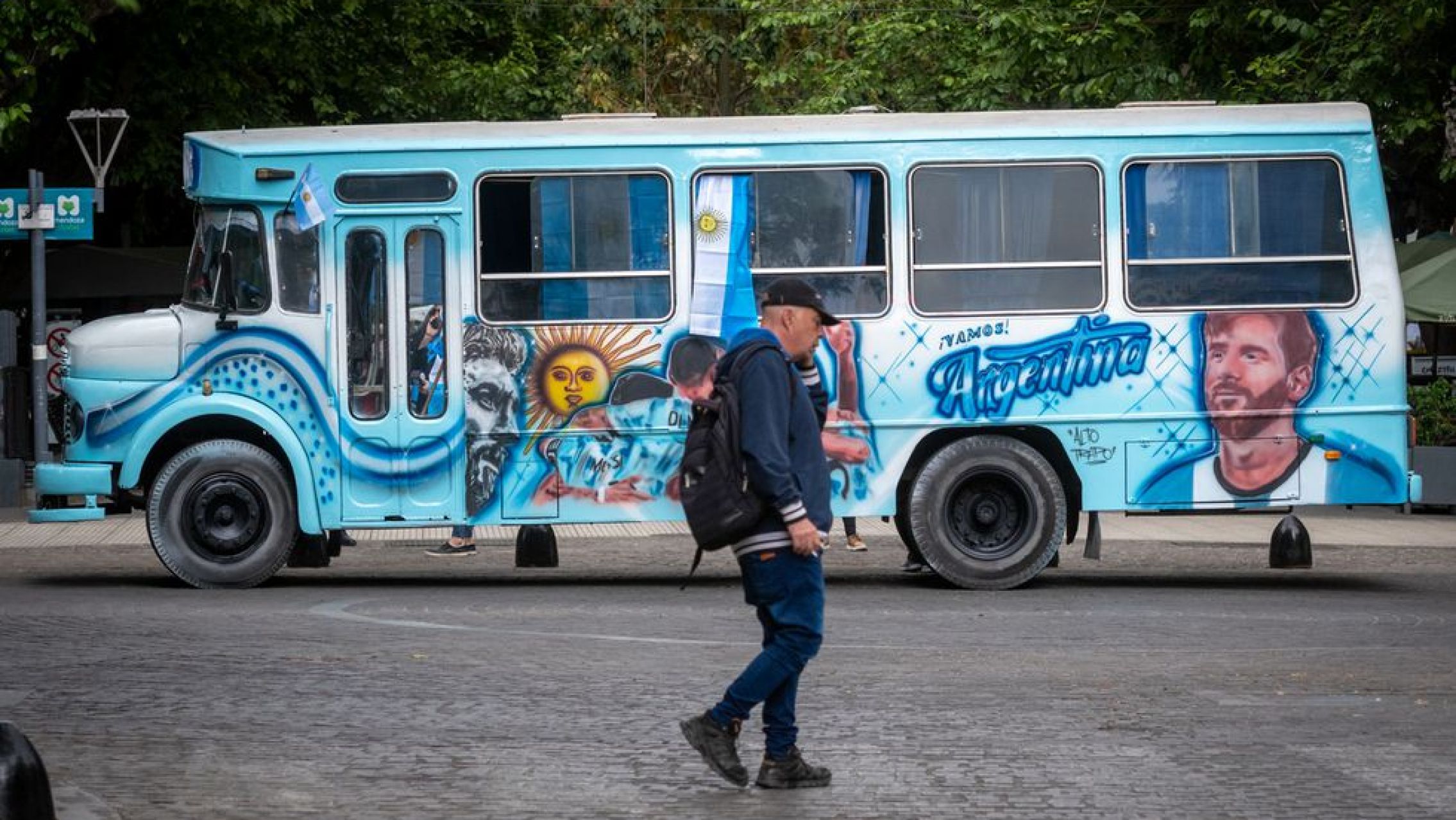 La Scaloneta existe: el increíble micro que se pintó en Mendoza con el sueño de llevar a bordo a Messi