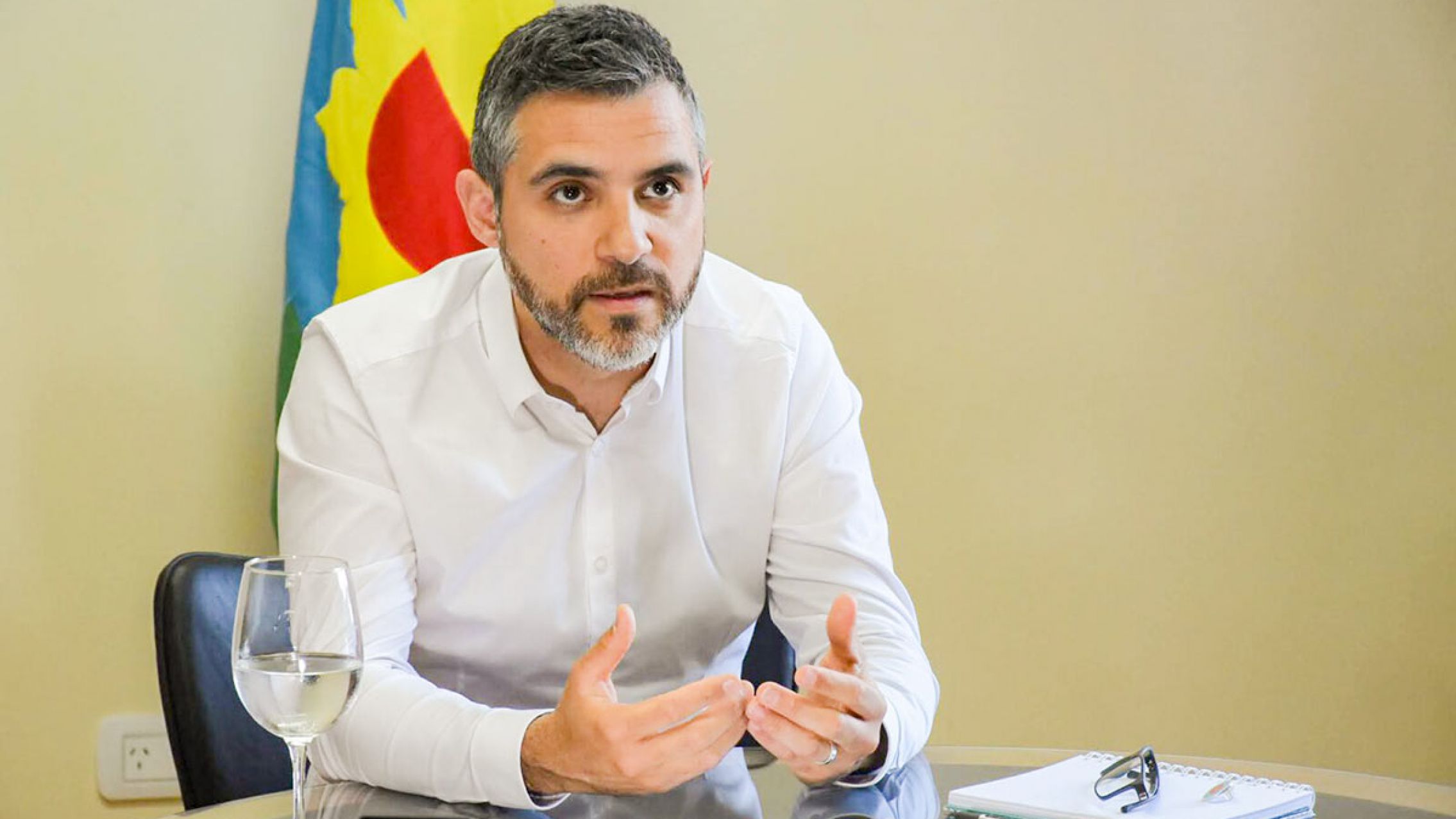 Trabajadores cantan "Que se vayan todos" frente al despacho del director