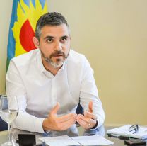 Trabajadores cantan "Que se vayan todos" frente al despacho del director