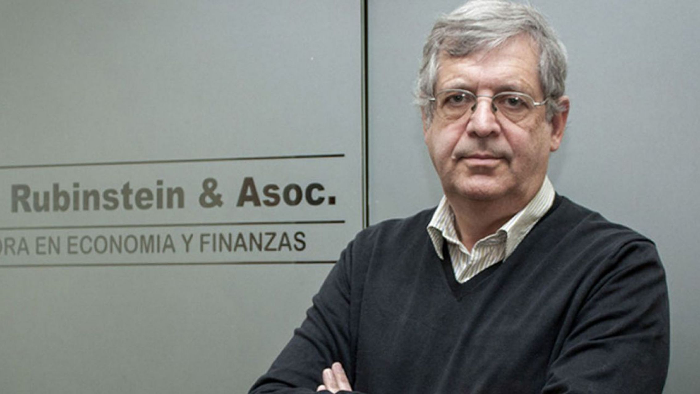 Economía acusa a un grupo de bancos de agitar la renuncia de Rubinstein para empujar la devaluación