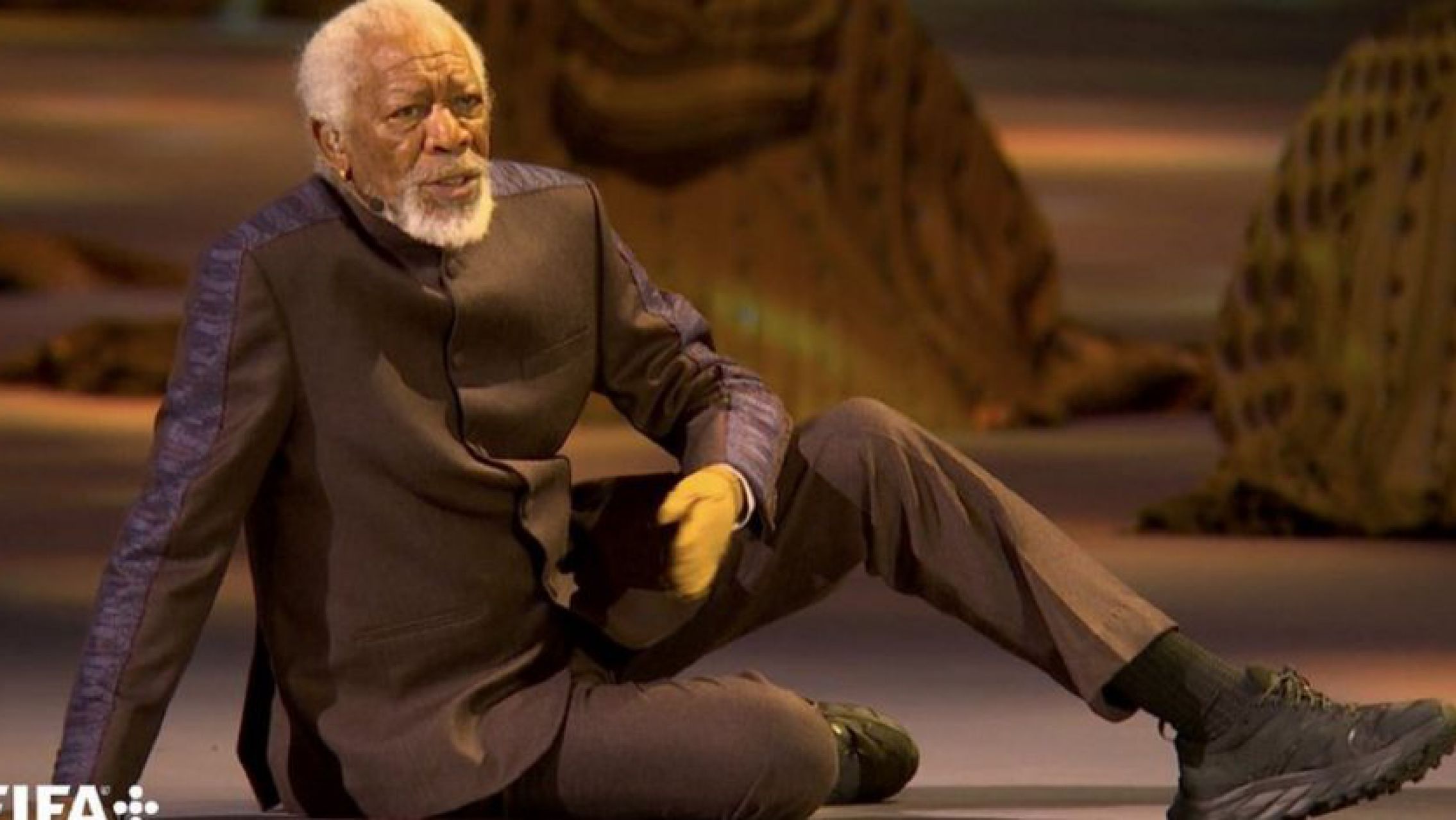 ¿Qué le pasa a Morgan Freeman en su mano izquierda? Así fue su discurso en la ceremonia del Mundial