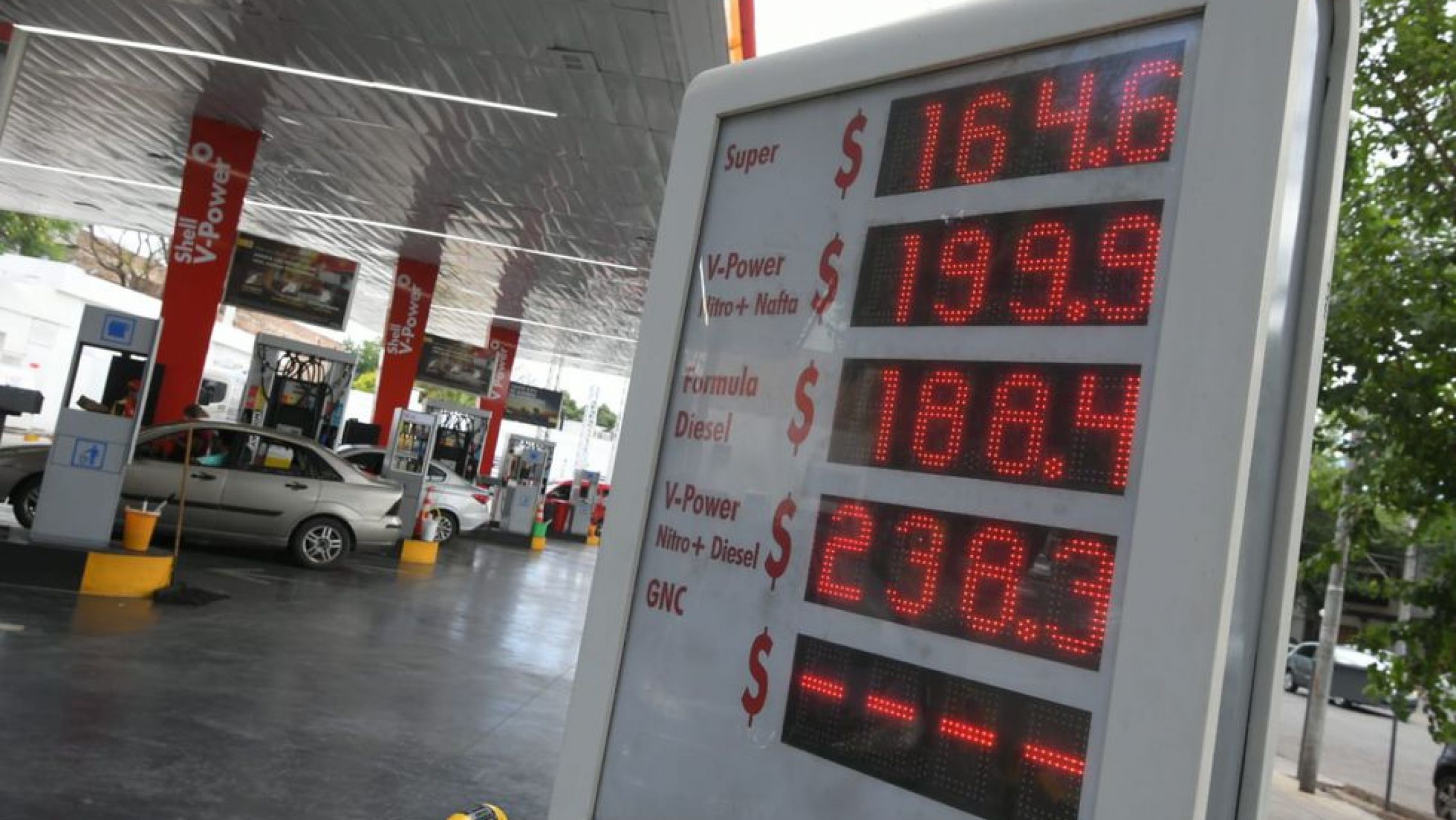 Axion y Shell aumentaron los combustibles, pero YPF aún no: los nuevos precios