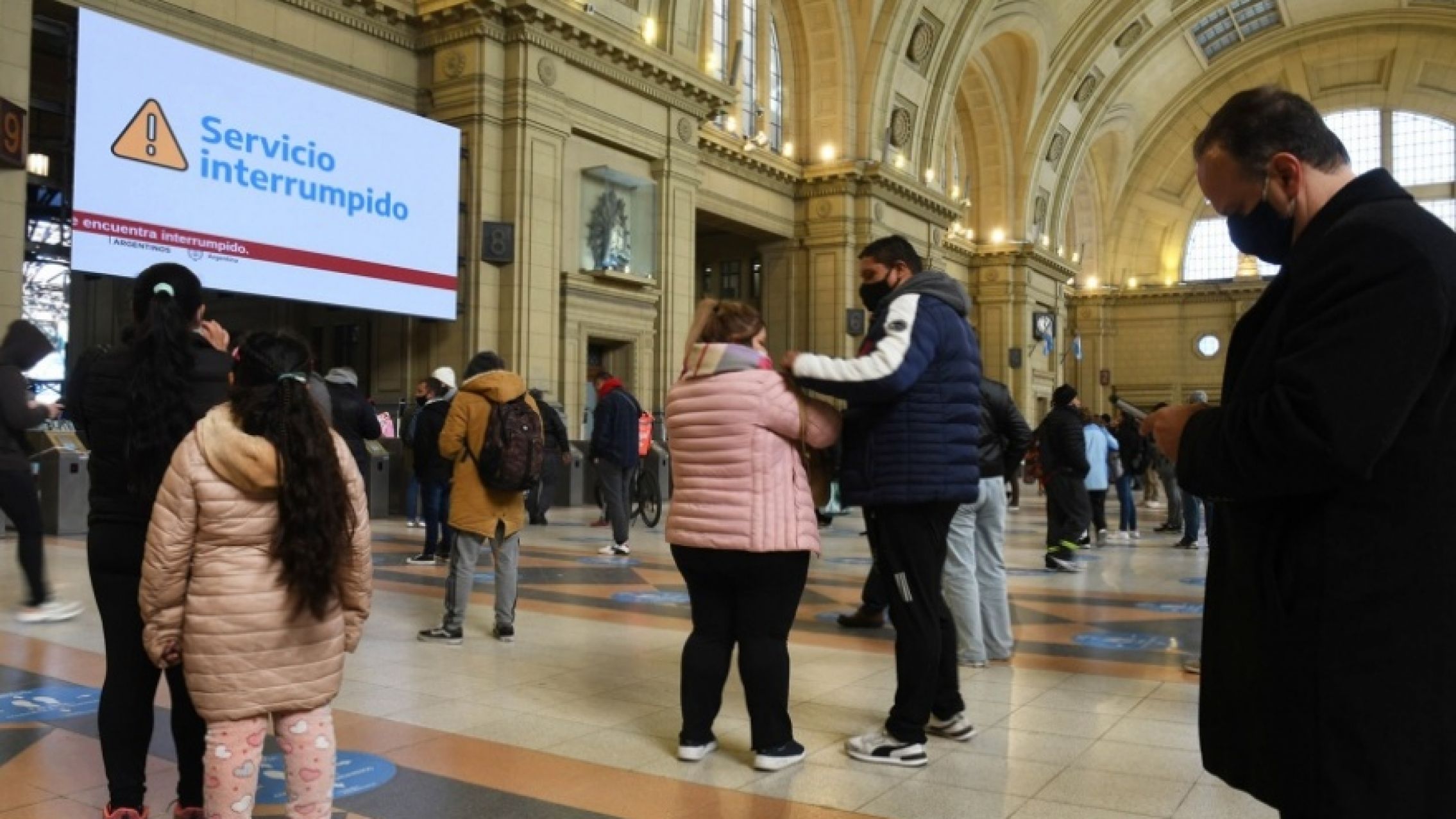 Largas colas y malhumor en Constitución por el paro de subtes: comienza a normalizarse el servicio