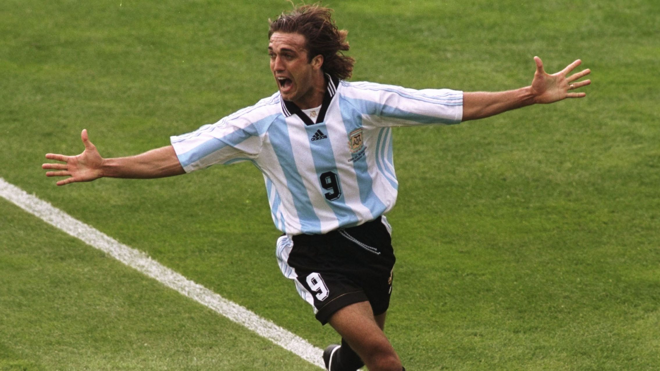 Batistuta, el Rey del Gol, festeja sus 55 años