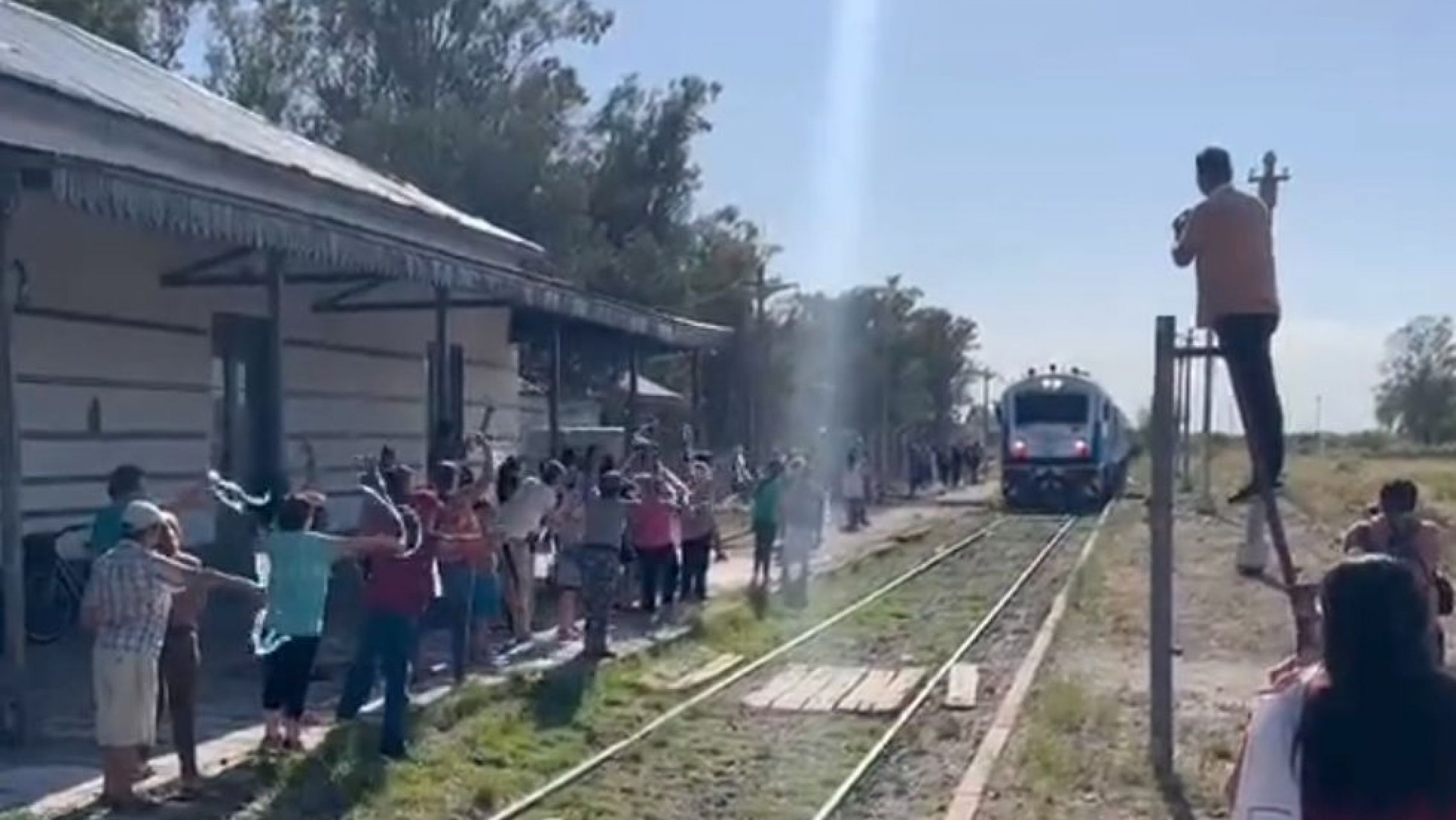 Pura emoción: así llegó a Mendoza el primer tren de pasajeros en casi 30 años