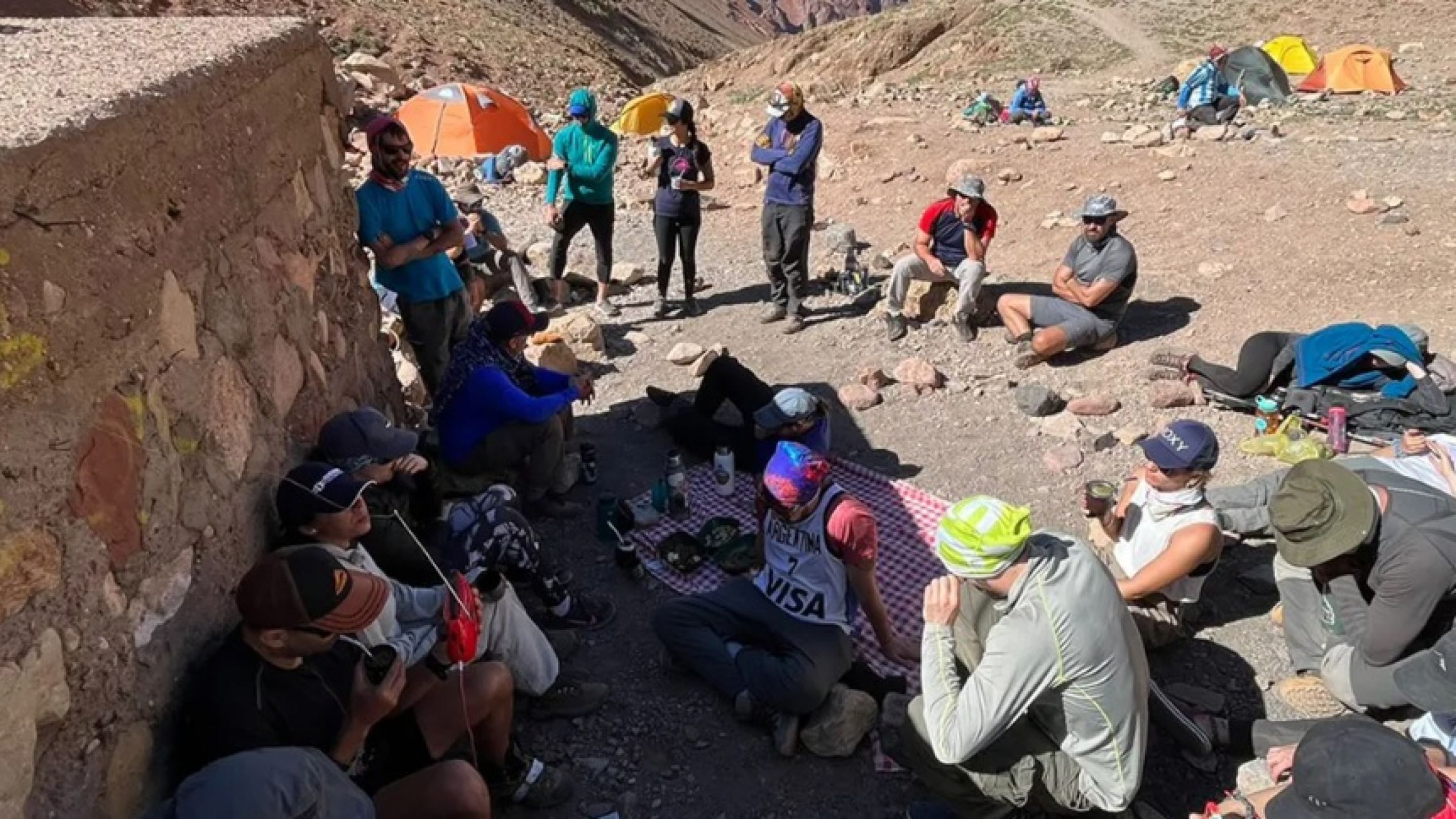 Andinistas vivieron una aventura a 3000 metros para escuchar a la Selección Argentina