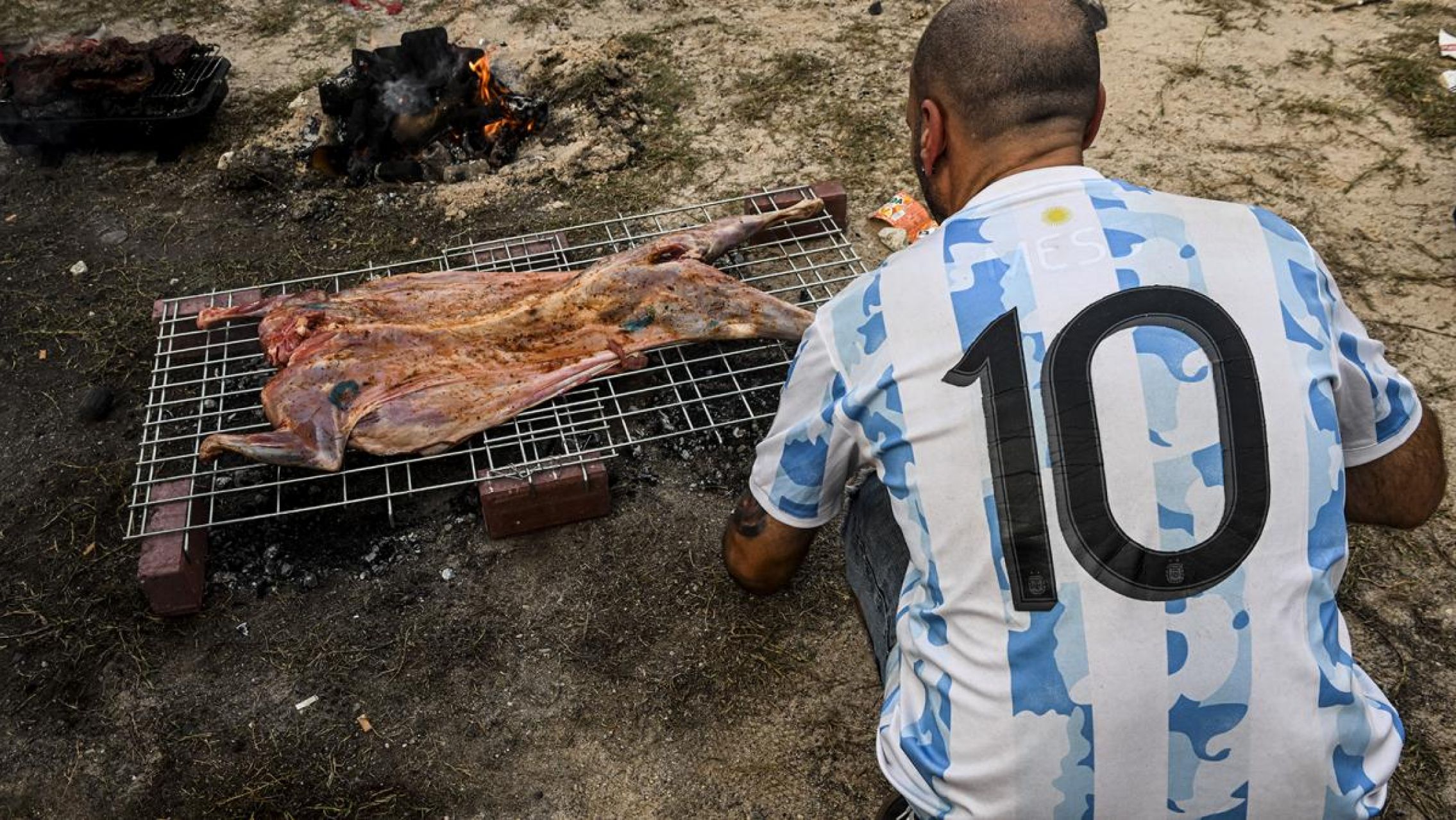 A puro asado en las calles, los argentinos viven la previa en Qatar