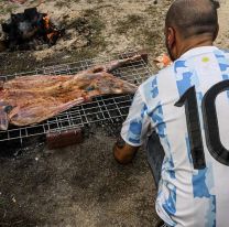 A puro asado en las calles, los argentinos viven la previa en Qatar