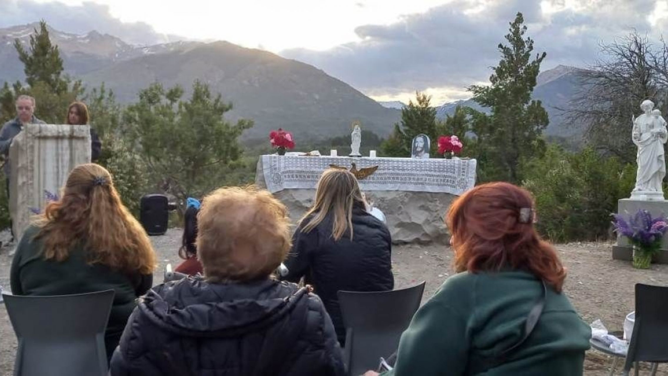 Habló por primera vez la mujer que dice recibir mensajes de la Virgen y construyó un santuario