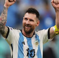 Una periodista hizo topless en el Obelisco por una promesa por la Selección Argentina
