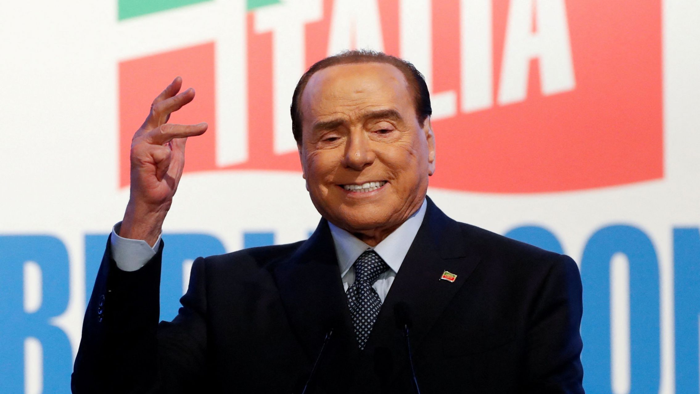 Berlusconi les prometió a los jugadores de su equipo "un autobús de putas" si ganan