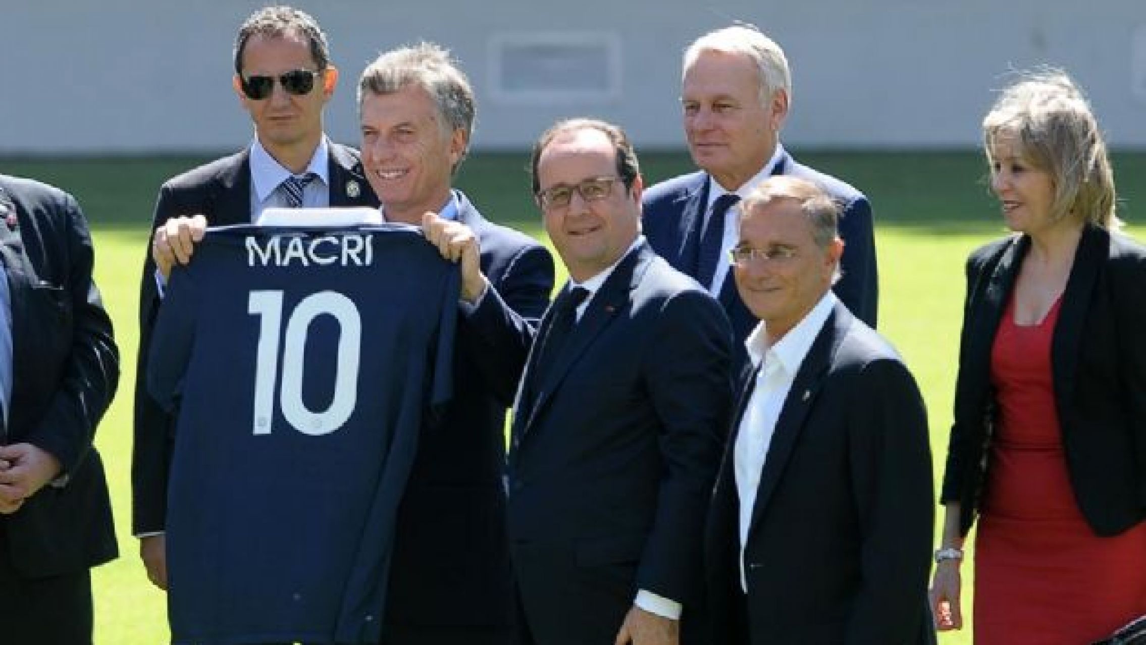Macri elogió a Francia y divulgan fotos con la camiseta: ¿Los quiere mufar?