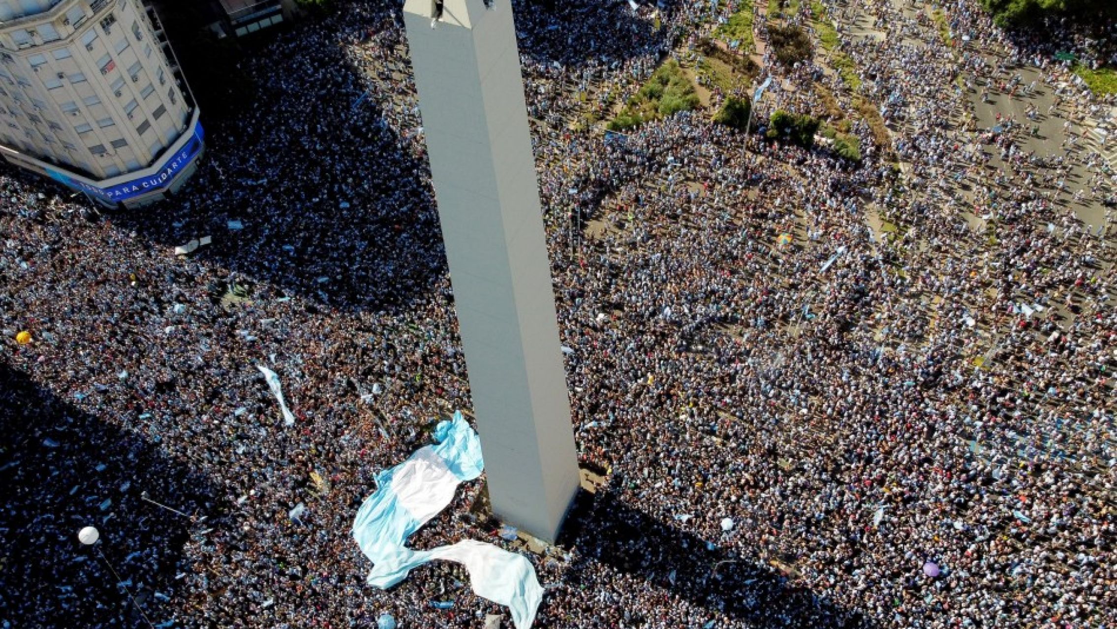 El Obelisco, otra vez testigo privilegiado del delirio y los festejos por el título mundial de la Selección