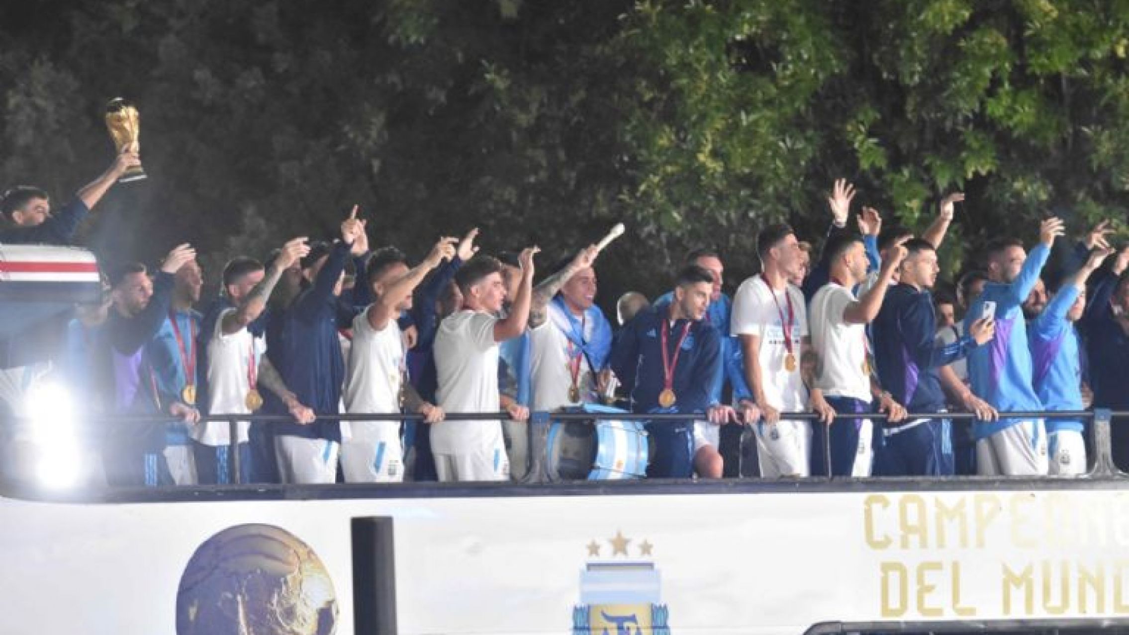 La caravana de la Selección argentina debió cambiar su recorrido por el desborde de gente