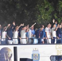La caravana de la Selección argentina debió cambiar su recorrido por el desborde de gente
