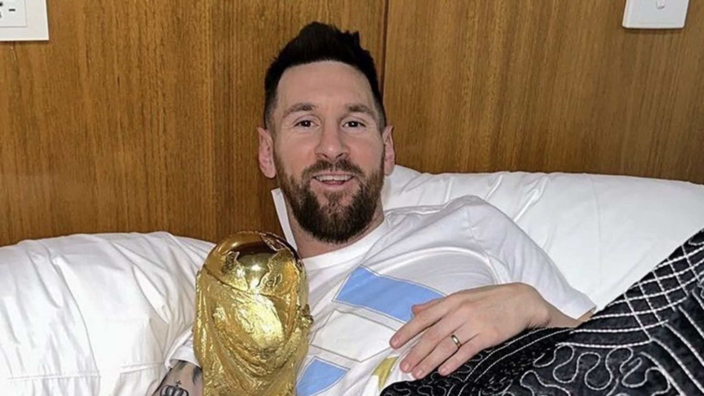 Messi y el mejor despertar: mates en la cama y abrazado a la Copa del Mundo