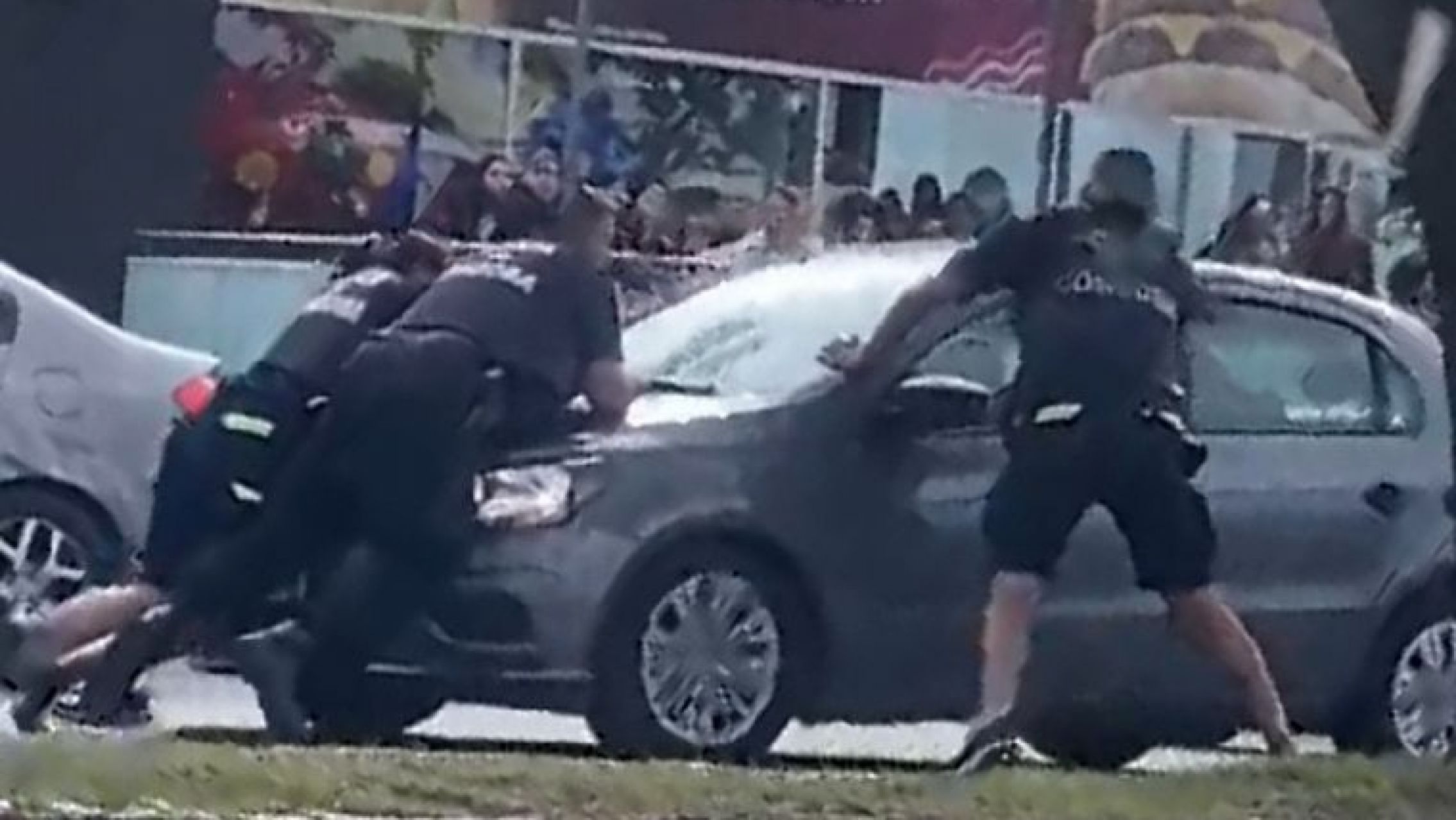 Un conductor arrastró a dos policías tras evadir una advertencia: tres detenidos